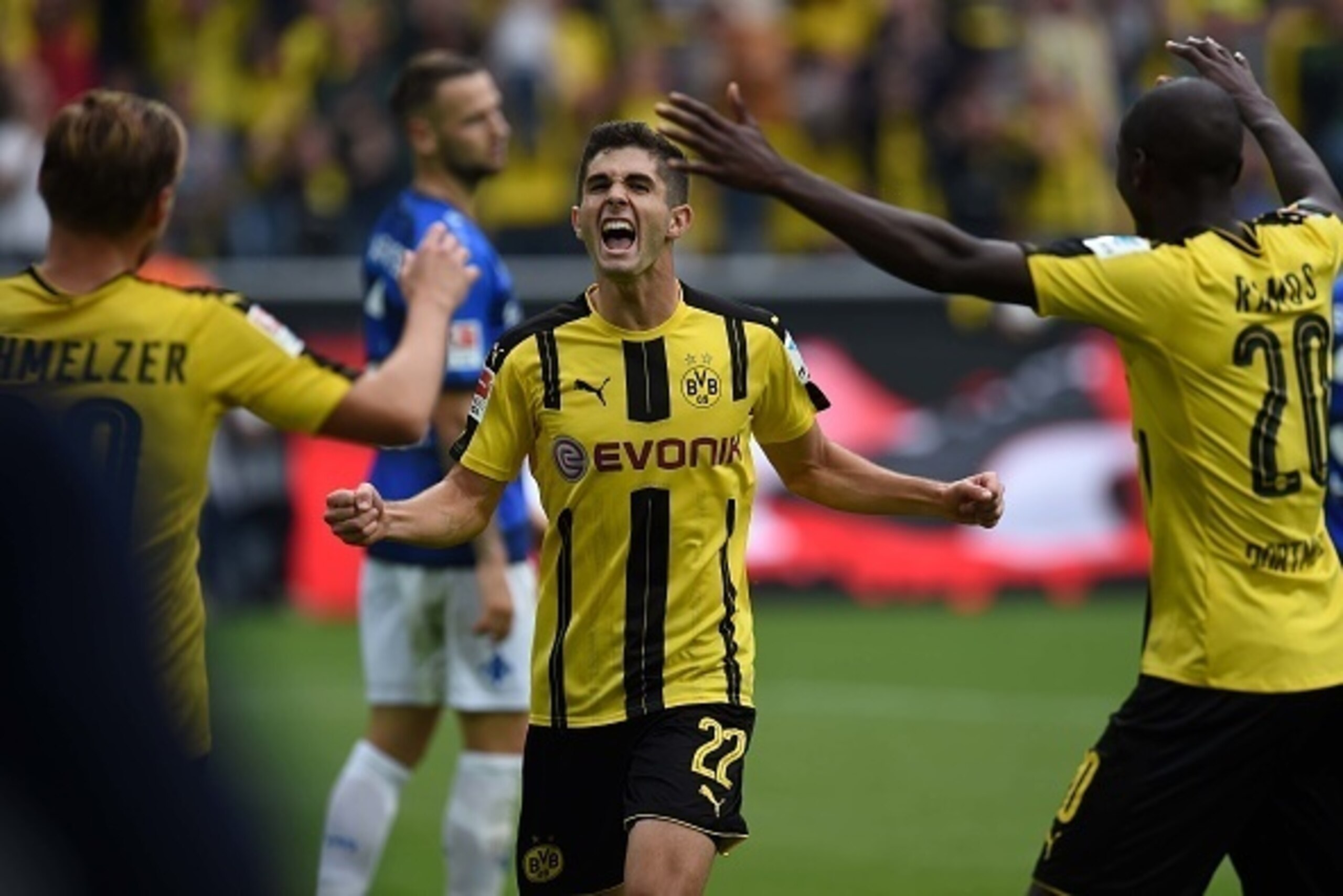 Dortmund's US midfielder Christian Pulisic (C) celebrates with team mates during the German first division Bundesliga football match of Borussia Dortmund vs SV Darmstadt 98 in Dortmund, western Germany, on September 17, 2016. / AFP / PATRIK STOLLARZ / RES