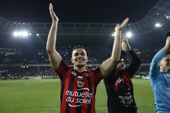 Nice's French forward Hatem Ben Arfa jubilates at the end of the French L1 football match between Nice and Saint-Etienne on May 7, 2016 at the 'Allianz Riviera' stadium in Nice, southeastern France.  AFP PHOTO / VALERY HACHE / AFP / VALERY HACHE        (P