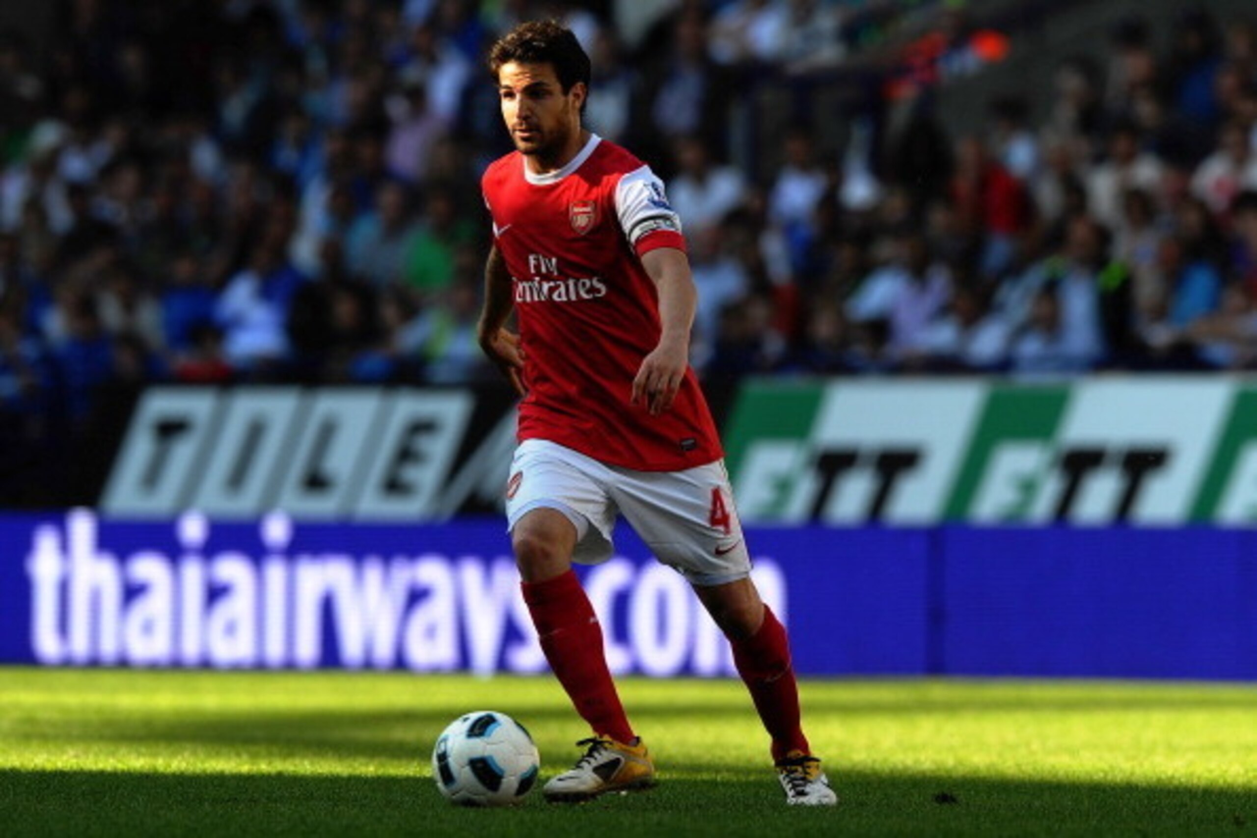Arsenal's Spanish midfielder Cesc Fabregas controls the ball during the English Premier League football match between the Bolton Wanderers and Arsenal, at the Reebok Stadium in Bolton, on April 24, 2011. AFP PHOTO/PAUL ELLIS FOR EDITORIAL USE ONLY Additio