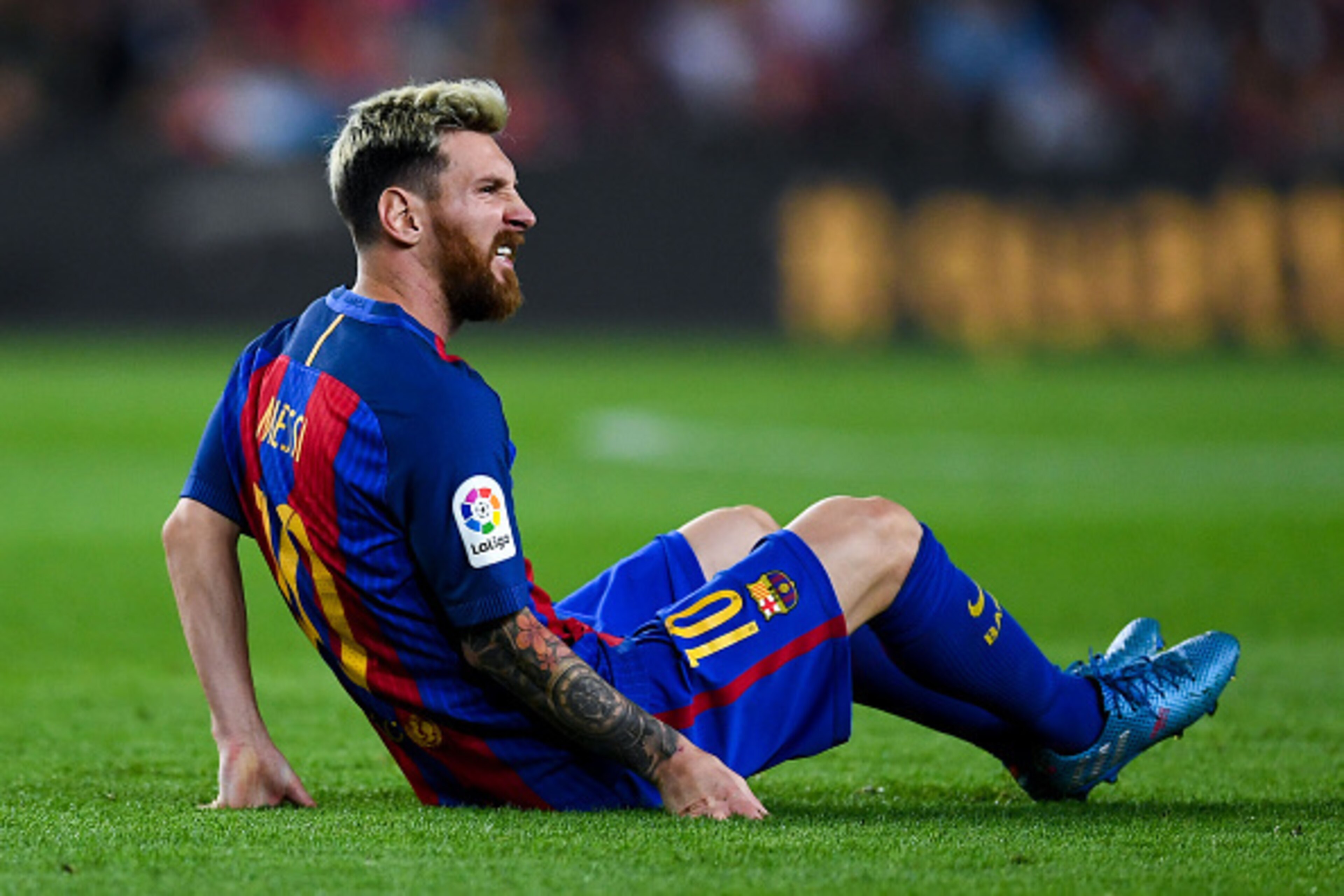 BARCELONA, SPAIN - SEPTEMBER 21: Lionel Messi of FC Barcelona reacts injured on the pitch during the La Liga match between FC Barcelona and Club Atletico de Madrid at the Camp Nou stadium on September 21, 2016 in Barcelona, Spain. (Photo by David Ramos/ BARCELONA, SPAIN - SEPTEMBER 21: Lionel Messi of FC Barcelona reacts injured on the pitch during the La Liga match between FC Barcelona and Club Atletico de Madrid at the Camp Nou stadium on September 21, 2016 in Barcelona, Spain. (Photo by David Ramos/
