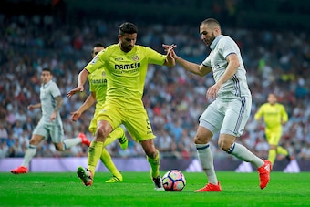 MADRID, SPAIN - SEPTEMBER 21: Karim Benzema (R) of Real Madrid CF competes for the ball with Mateo Pablo Musacchio (L) of Villarreal CF during the La Liga match between Real Madrid CF and Villarreal CF at Santiago Bernabeu stadium on September 21, 2016 in