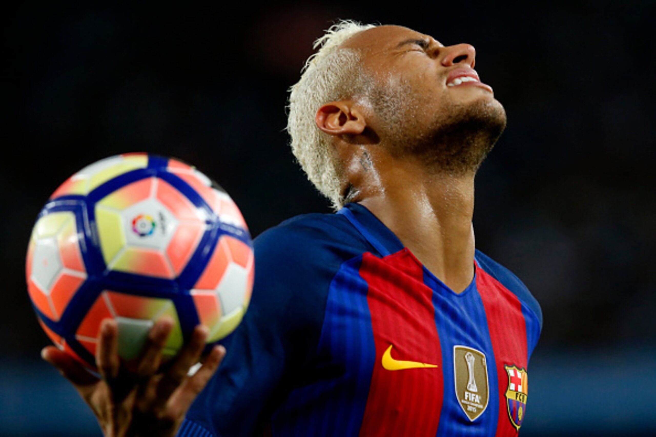 Barcelona's Brazilian forward Neymar gestures after missing a goal opportunity during the Spanish league football match FC Barcelona vs Atletico de Madrid at the Camp Nou stadium in Barcelona on September 21, 2016. / AFP / PAU BARRENA        (Photo credit