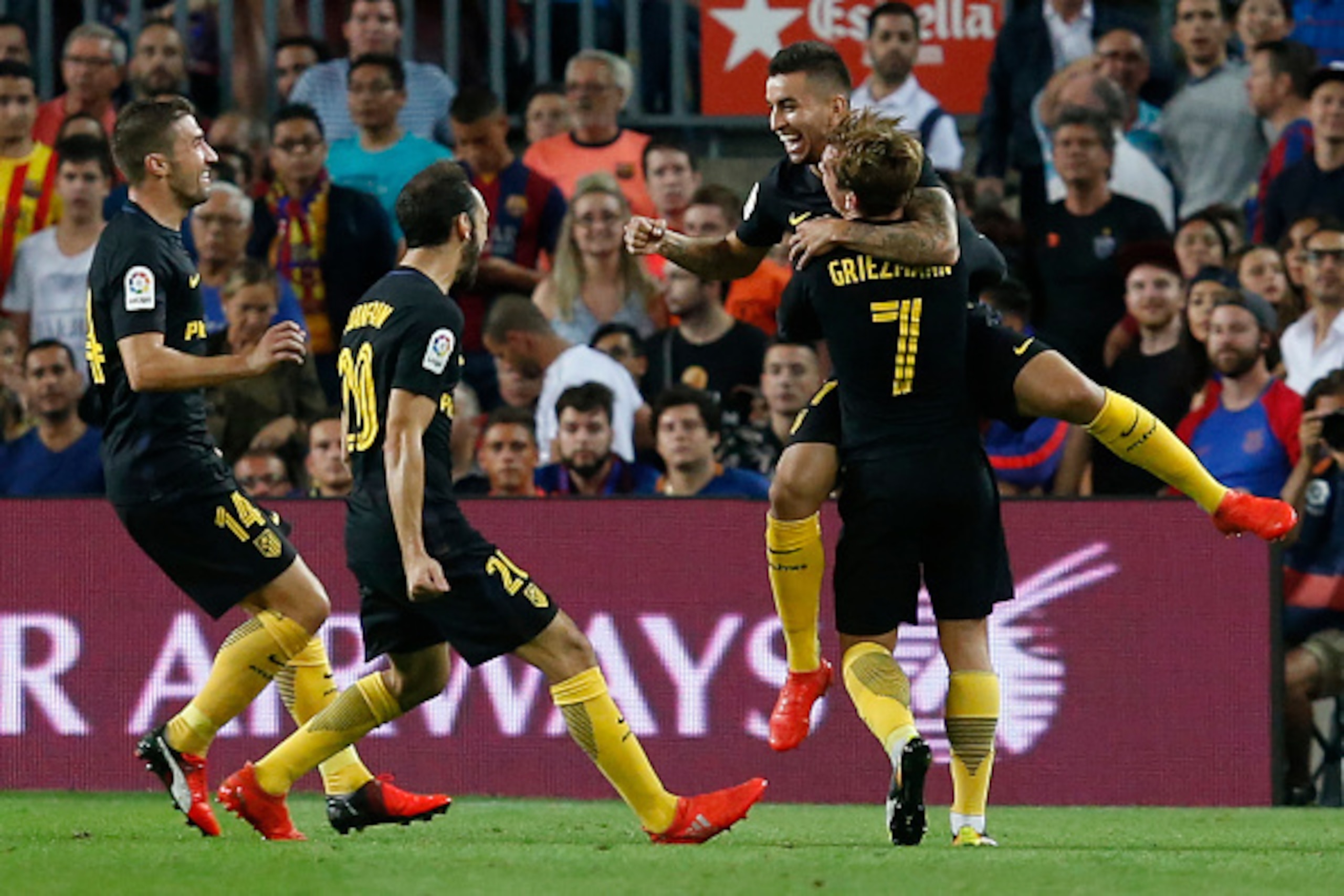 Atletico Madrid's Argentinian forward Angel Correa (2nd R) celebrates with teammates after scoring a goal during the Spanish league football match FC Barcelona vs Atletico de Madrid at the Camp Nou stadium in Barcelona on September 21, 2016. / AFP / PAU B