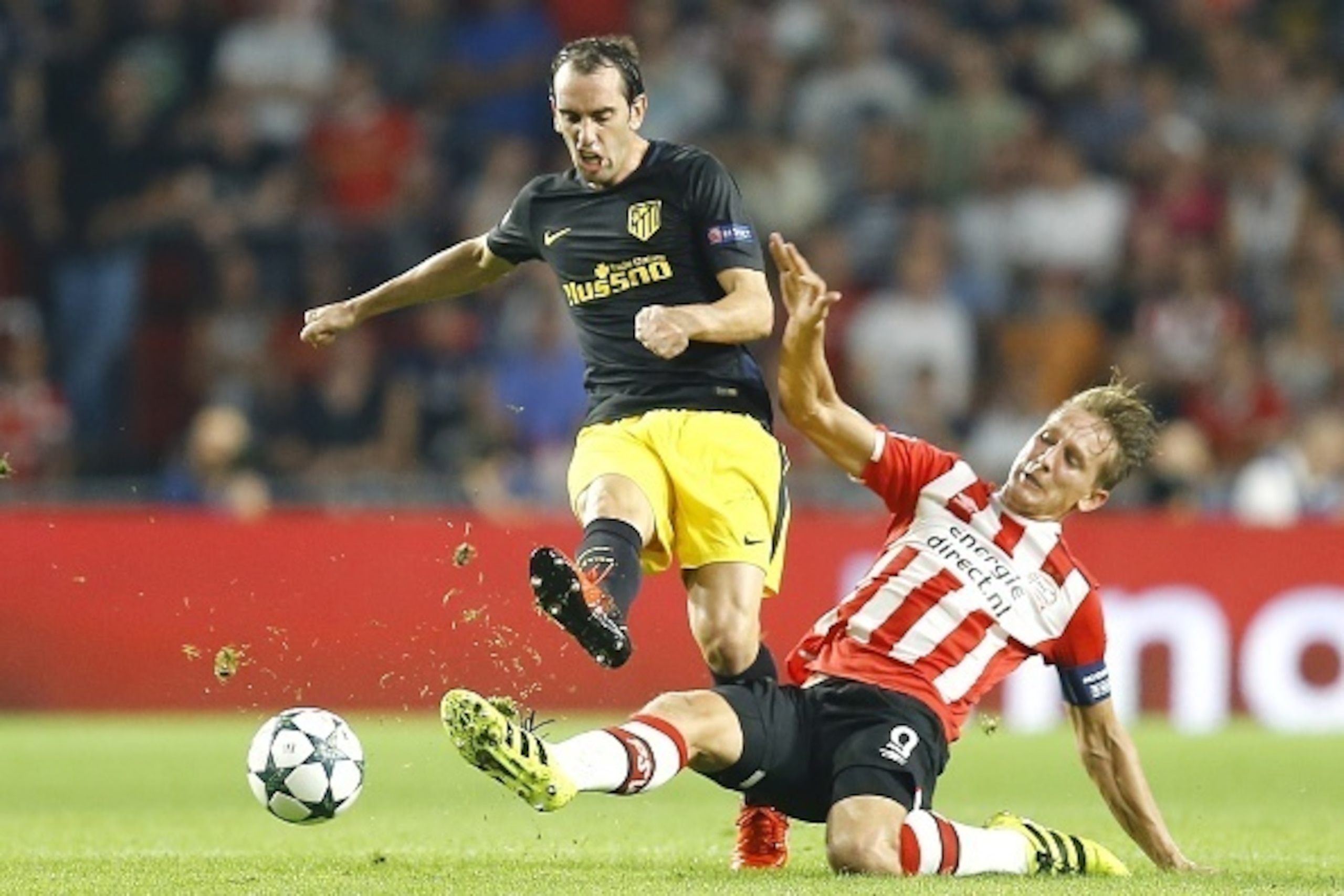 (l-r) Diego Godin of Atletico Madrid, Luuk de Jong of PSV Eindhoven during the UEFA Champions League group D match between PSV Eindhoven and Atletico Madrid on September 13, 2016 at the Philips stadium in Eindhoven, The Netherlands.(Photo by VI Images via
