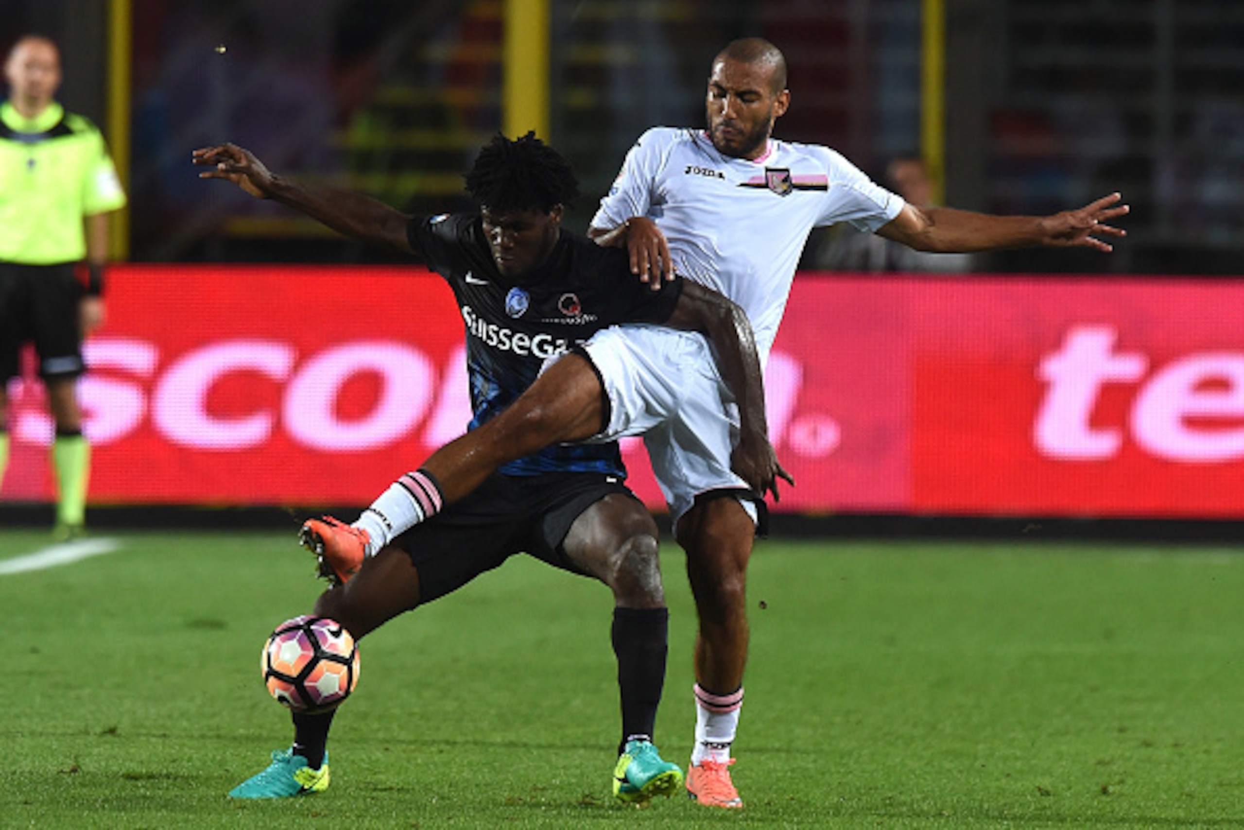 BERGAMO, ITALY - SEPTEMBER 21: Franck Kessie (L) of Atalanta and Haitam Aleesami of Palermo compete for the ball during the Serie A match between Atalanta BC and US Citta di Palermo at Stadio Atleti Azzurri d'Italia on September 21, 2016 in Bergamo, Italy