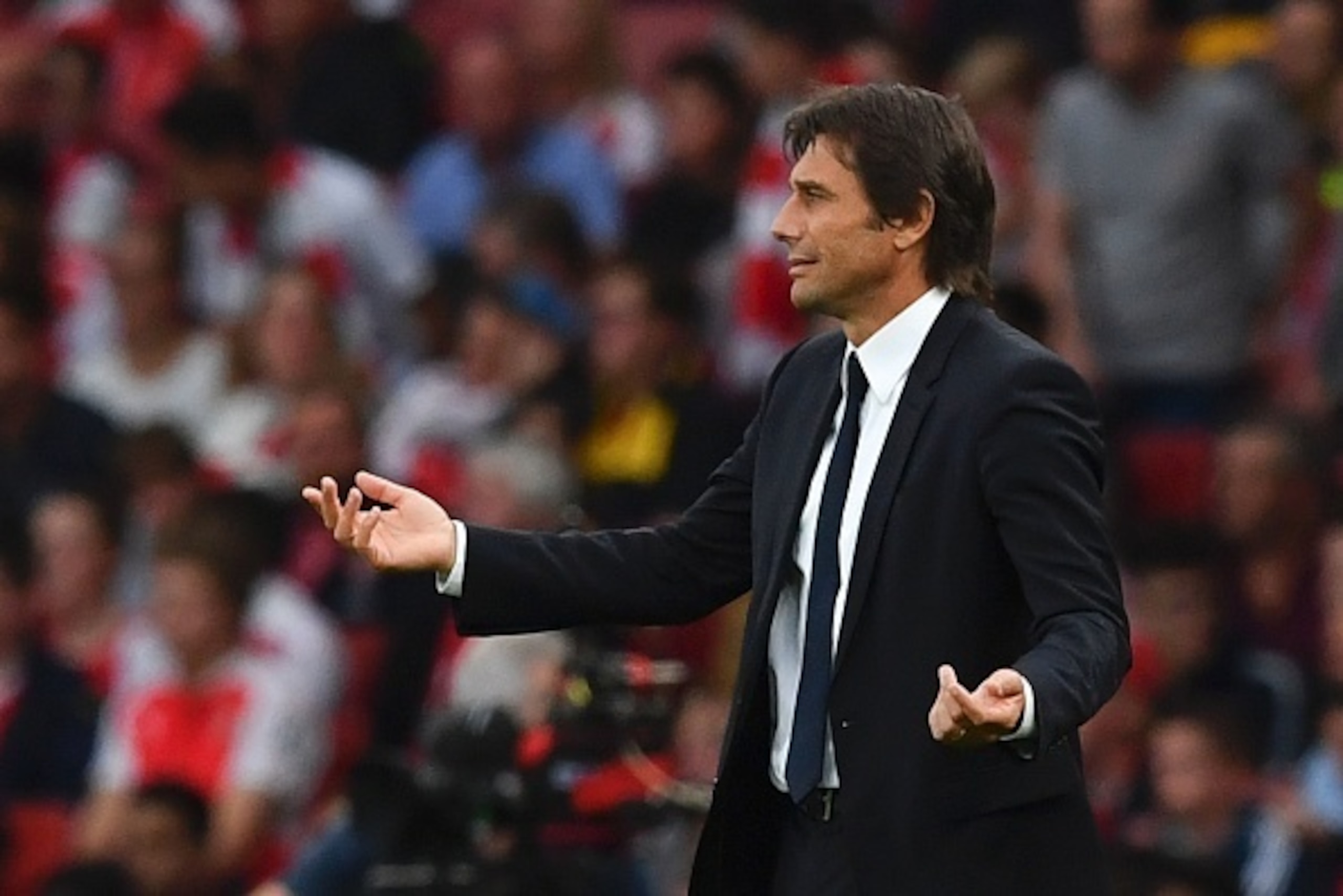 Chelsea's Italian head coach Antonio Conte watches from the touchline during the English Premier League football match between Arsenal and Chelsea at the Emirates Stadium in London on September 24, 2016.  / AFP / Ben STANSALL / RESTRICTED TO EDITORIAL USE