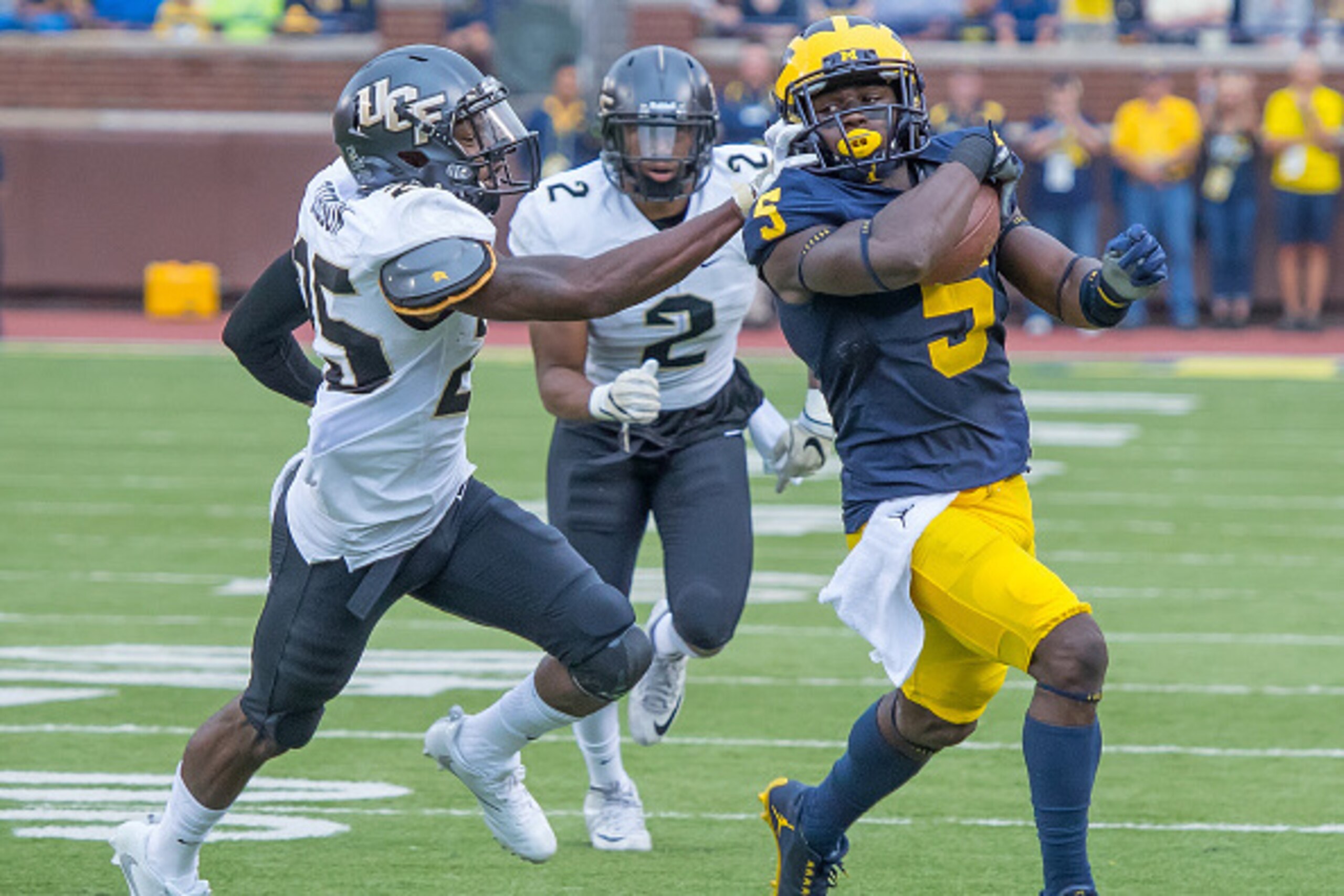 DETROIT, MI - SEPTEMBER 10: Linebacker Jabrill Peppers #5 of the Michigan Wolverines run with the football in front of defensive back Kyle Gibson #25 of the UCF Knights during a college football game at Michigan Stadium on September 10, 2016 in Ann Arbor,