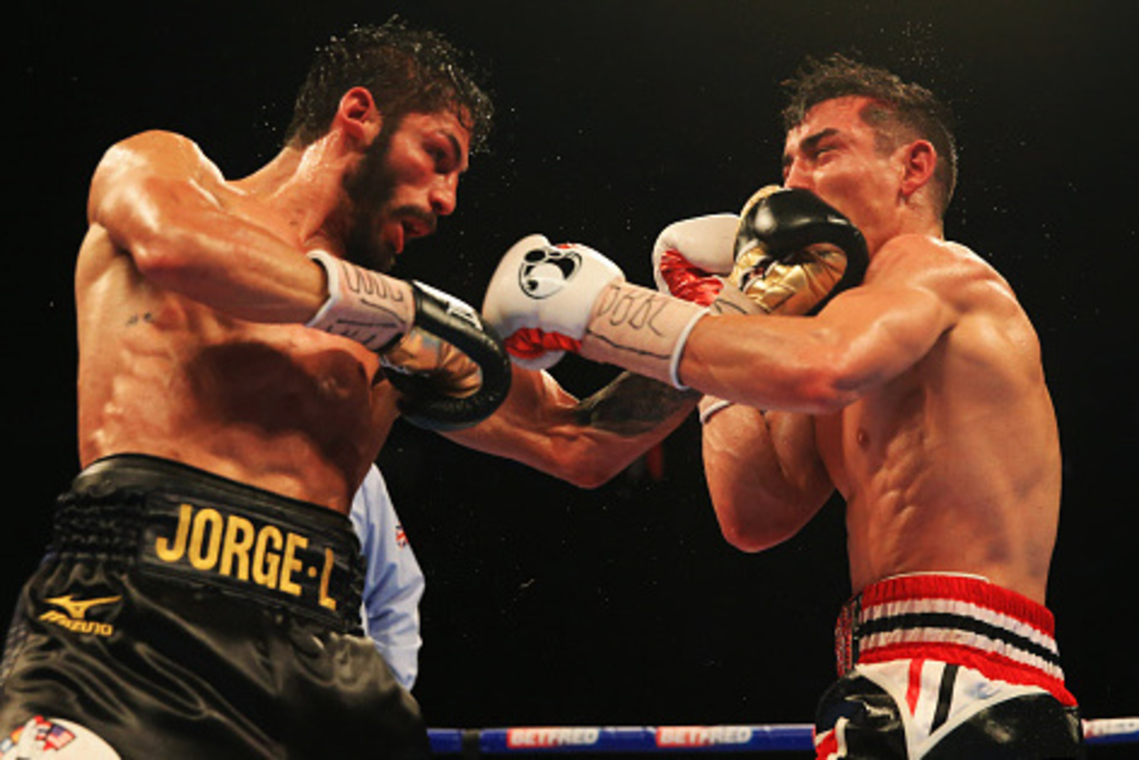 MANCHESTER, ENGLAND - SEPTEMBER 24: Anthony Crolla (red trunks) and Jorge Linares (black trunks)
in action during the contest for WBA, WBC Diamond and Ring Magazine Lightweight World Titles
at Manchester Arena on September 24, 2016 in Manchester, England MANCHESTER, ENGLAND - SEPTEMBER 24: Anthony Crolla (red trunks) and Jorge Linares (black trunks)
in action during the contest for WBA, WBC Diamond and Ring Magazine Lightweight World Titles
at Manchester Arena on September 24, 2016 in Manchester, England
