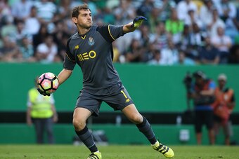 LISBON, PORTUGAL - AUGUST 28: FC Porto's goalkeeper from Spain Iker Casillas in action during the Primeira Liga match between Sporting CP and FC Porto at Estadio Jose Alvalade on August 28, 2016 in Lisbon, Portugal. (Photo by Gualter Fatia/Getty Images)