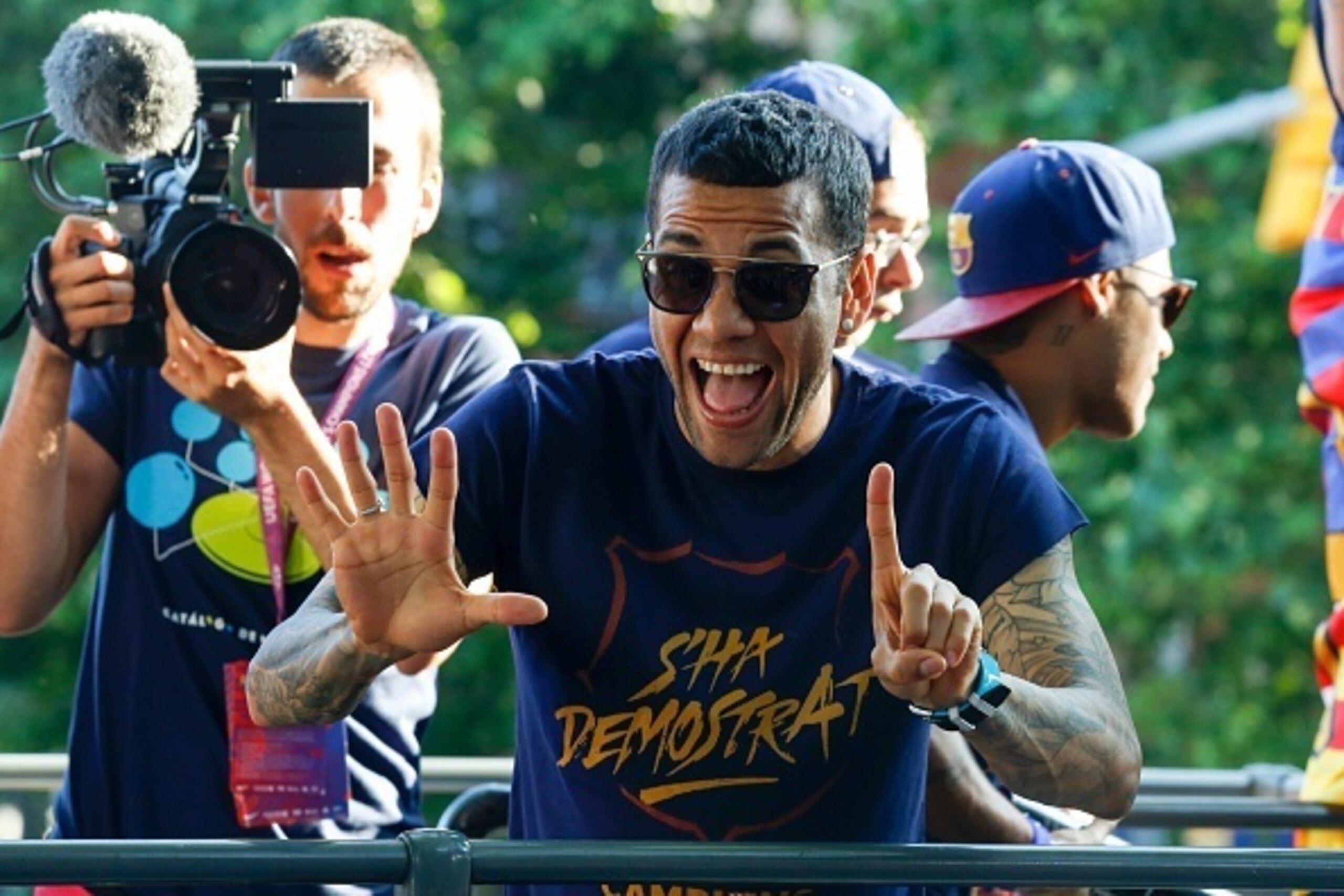 TOPSHOT - Barcelona's Brazilian defender Dani Alves parades on a bus through the streets of Barcelona with te rest of his teammates to celebrate their 24th La Liga title, in Barcelona, on May 15, 2016
Barcelona sealed their 24th La Liga title on May 14, 2
