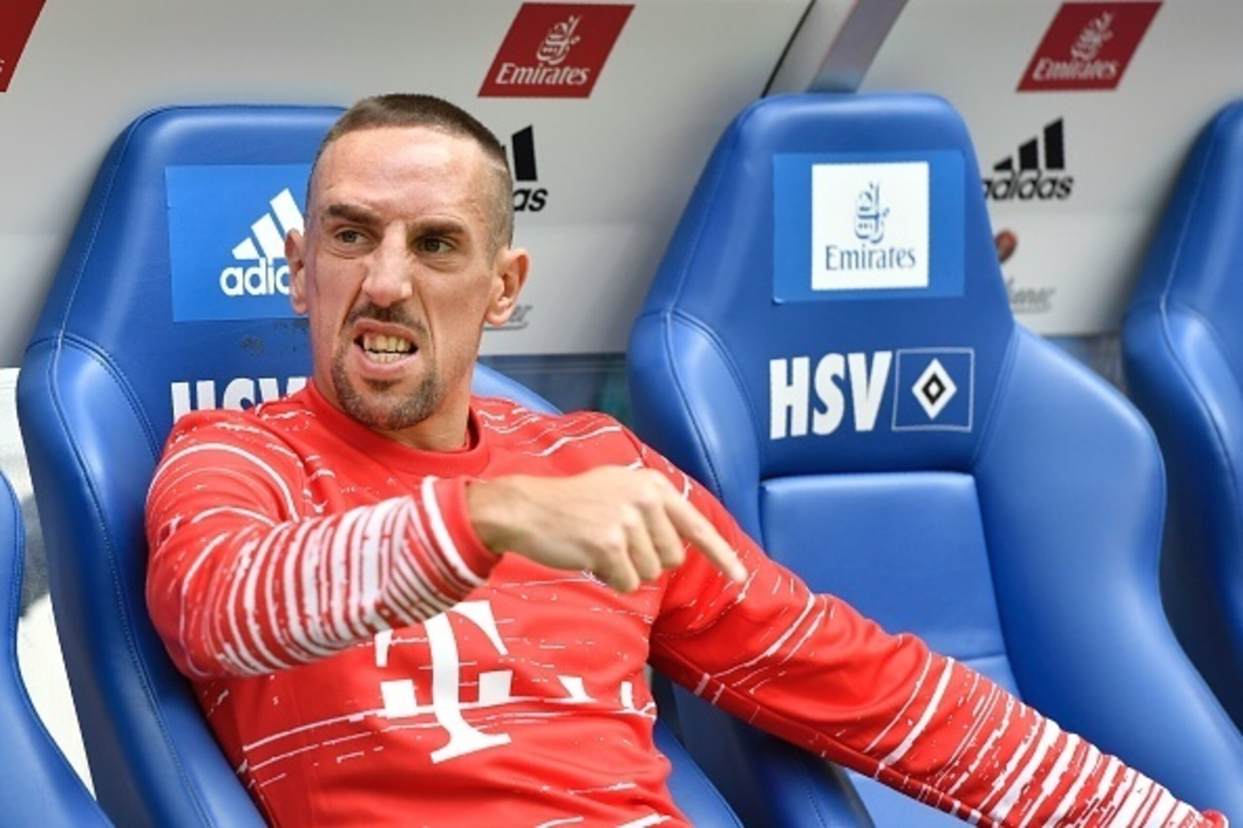 Bayern Munich's French midfielder Franck Ribery sits on the bench prior to the German first division Bundesliga football match between Hamburg SV and FC Bayern Munich in Hamburg, northern Germany, on September 24, 2016. / AFP / John MACDOUGALL / RESTRICTI
