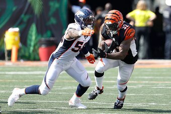 CINCINNATI, OH - SEPTEMBER 25:  Von Miller #58 of the Denver Broncos tackles Jeremy Hill #32 of the Cincinnati Bengals during the second quarter at Paul Brown Stadium on September 25, 2016 in Cincinnati, Ohio. (Photo by Joe Robbins/Getty Images)