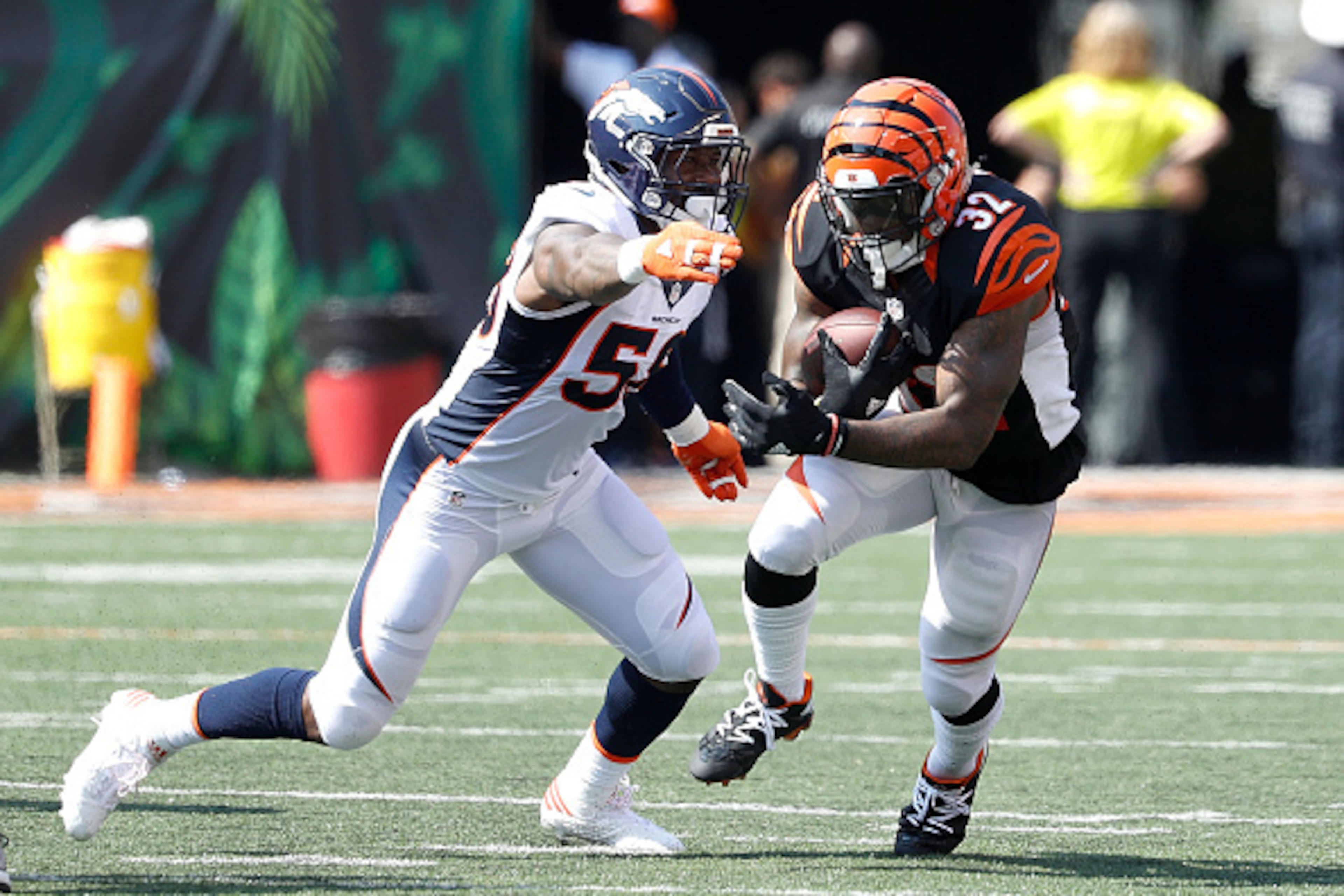 CINCINNATI, OH - SEPTEMBER 25:  Von Miller #58 of the Denver Broncos tackles Jeremy Hill #32 of the Cincinnati Bengals during the second quarter at Paul Brown Stadium on September 25, 2016 in Cincinnati, Ohio. (Photo by Joe Robbins/Getty Images)