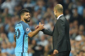 MANCHESTER, ENGLAND - SEPTEMBER 14:  Sergio Aguero of Manchester City is congratulated by Josep Guardiola during the UEFA Champions League match between Manchester City FC and VfL Borussia Moenchengladbach at Etihad Stadium on September 14, 2016 in Manche