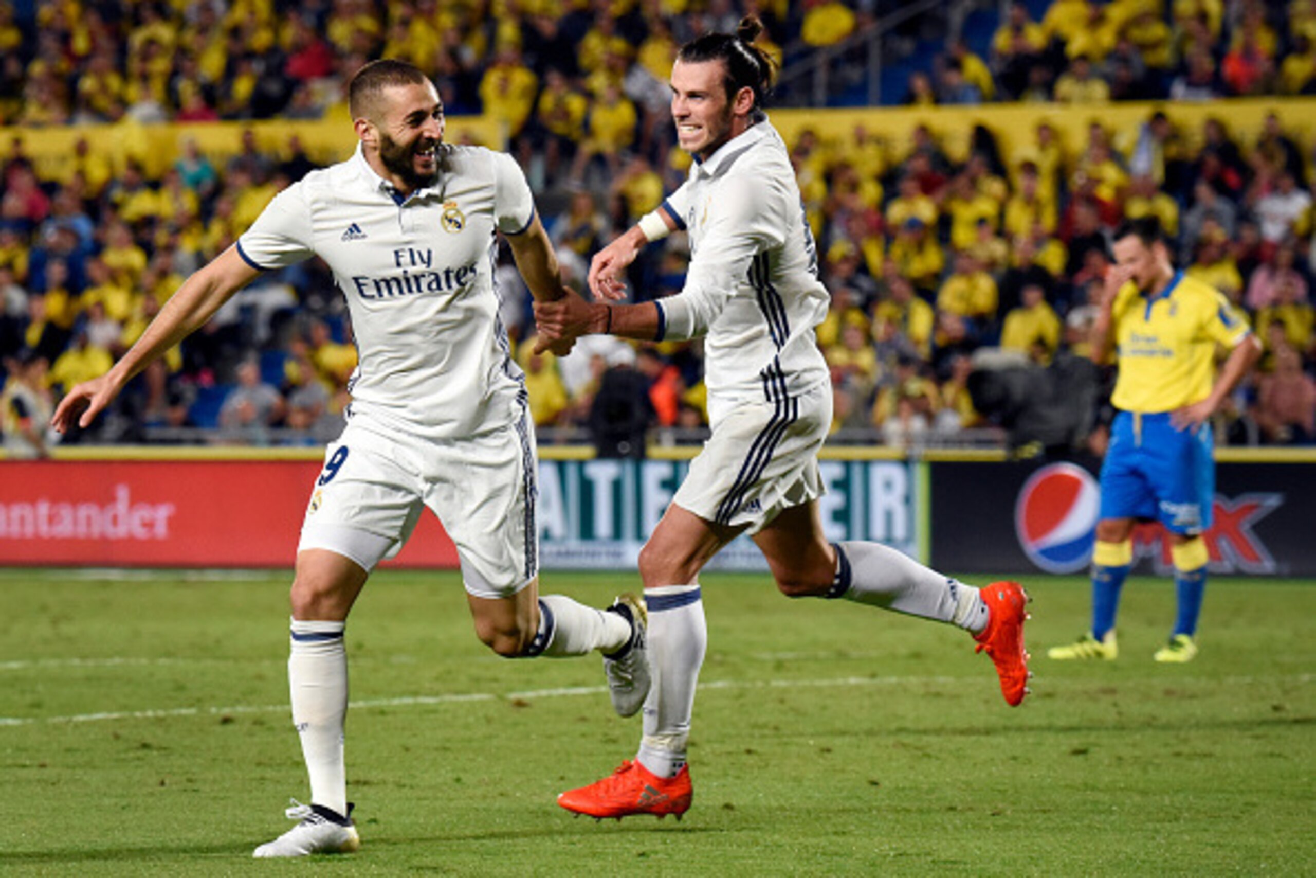 Real Madrid's French forward Karim Benzema (L) celebrates his goal with Real Madrid's Welsh forward Gareth Bale during the Spanish league football match UD Las Palmas vs Real Madrid CF at the Gran Canaria stadium in Las Palmas de Gran Canaria on September