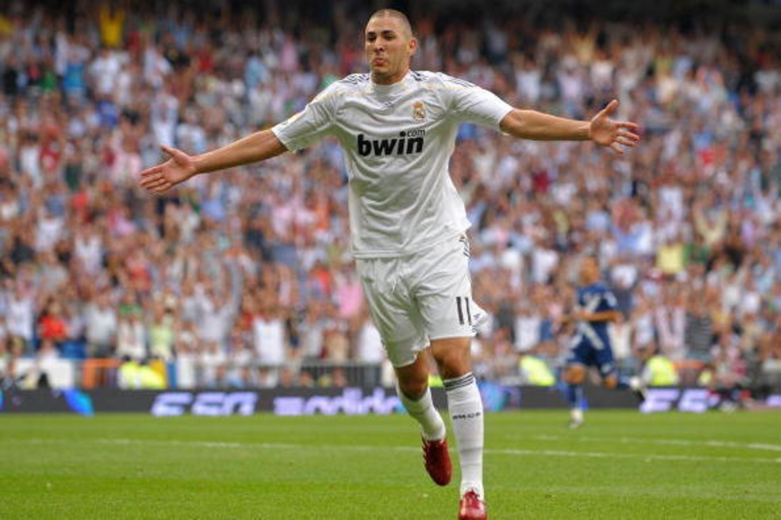 MADRID, SPAIN - SEPTEMBER 26:  Karim Benzema of Real Madrid celebrates scoring his second goal during the La Liga match between Real Madrid and Tenerife at the Estadio Santiago Bernabeu on September 26, 2009 in Madrid, Spain.  (Photo by Jasper Juinen/Gett