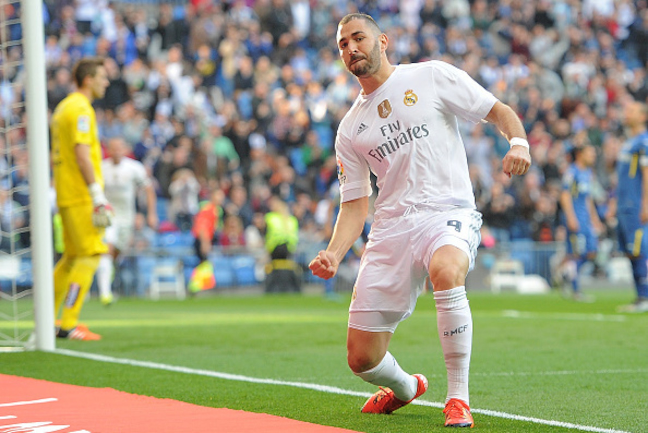 MADRID, SPAIN - DECEMBER 05:  Karim Benzema of Real Madrid celebrates after scoring his team's opening goal during the La Liga match between Real Madrid CF and Getafe CF at Estadio Santiago Bernabeu on December 5, 2015 in Madrid, Spain.  (Photo by Denis D
