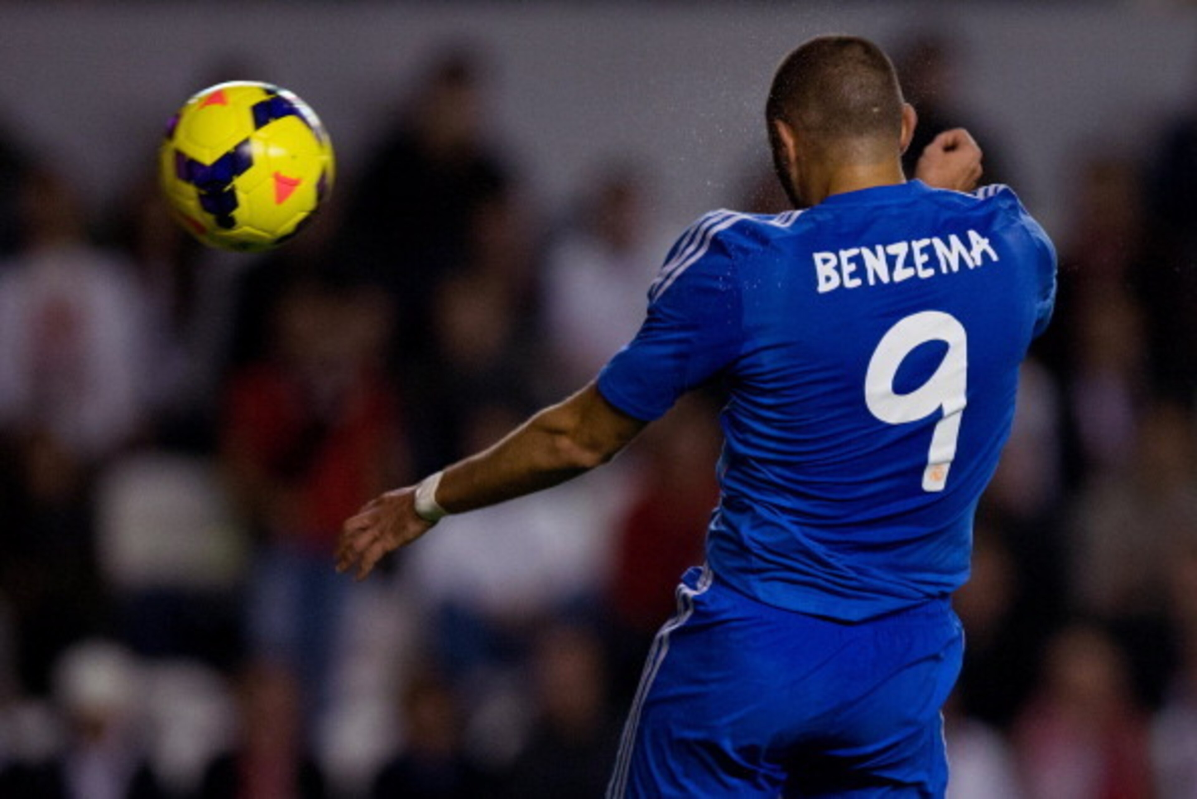 MADRID, SPAIN - NOVEMBER 02: Karim Benzema of Real Madrid CF scores their second goal during the La Liga match between Rayo Vallecano de Madrid and Real Madrid CF  at Estadio de Vallecas on November 2, 2013 in Madrid, Spain.  (Photo by Gonzalo Arroyo More