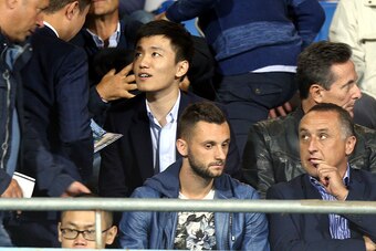 EMPOLI, ITALY - SEPTEMBER 21:  FC Internazionale board member Steven Zhang (C) and Marcelo Brozovic attends the Serie A match between Empoli FC and FC Internazionale at Stadio Carlo Castellani on September 21, 2016 in Empoli, Italy.  (Photo by Gabriele Ma