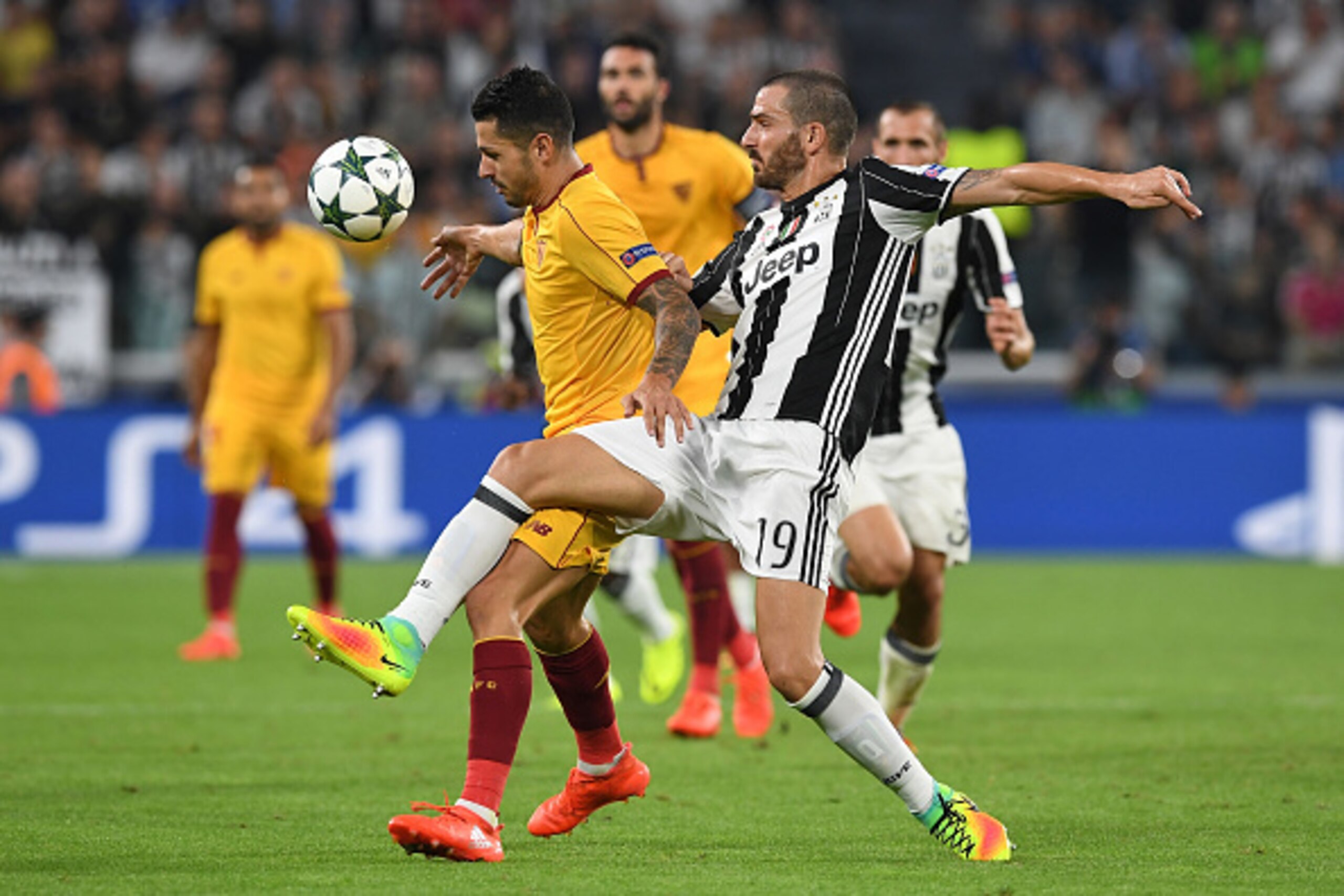 TURIN, ITALY - SEPTEMBER 14:  Leonardo Bonucci (R) of Juventus FC competes with Vitolo of Sevilla FC during the UEFA Champions League Group H match between Juventus FC and Sevilla FC at Juventus Stadium on September 14, 2016 in Turin, Italy.  (Photo by Va