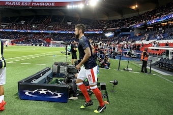 PARIS, FRANCE - SEPTEMBER 13: Olivier Giroud of Arsenal FC during the UEFA Champions League group A between Paris Saint-Germain and Arsenal FC at Parc Des Princes on september 13, 2016 in Paris, France.  (Photo by Xavier Laine/Getty Images)