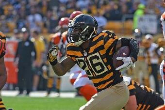 PITTSBURGH, PA - NOVEMBER 1:  Running back Le'Veon Bell #26 of the Pittsburgh Steelers runs with the football during a game against the Cincinnati Bengals at Heinz Field on November 1, 2015 in Pittsburgh, Pennsylvania.  The Bengals defeated the Steelers 1