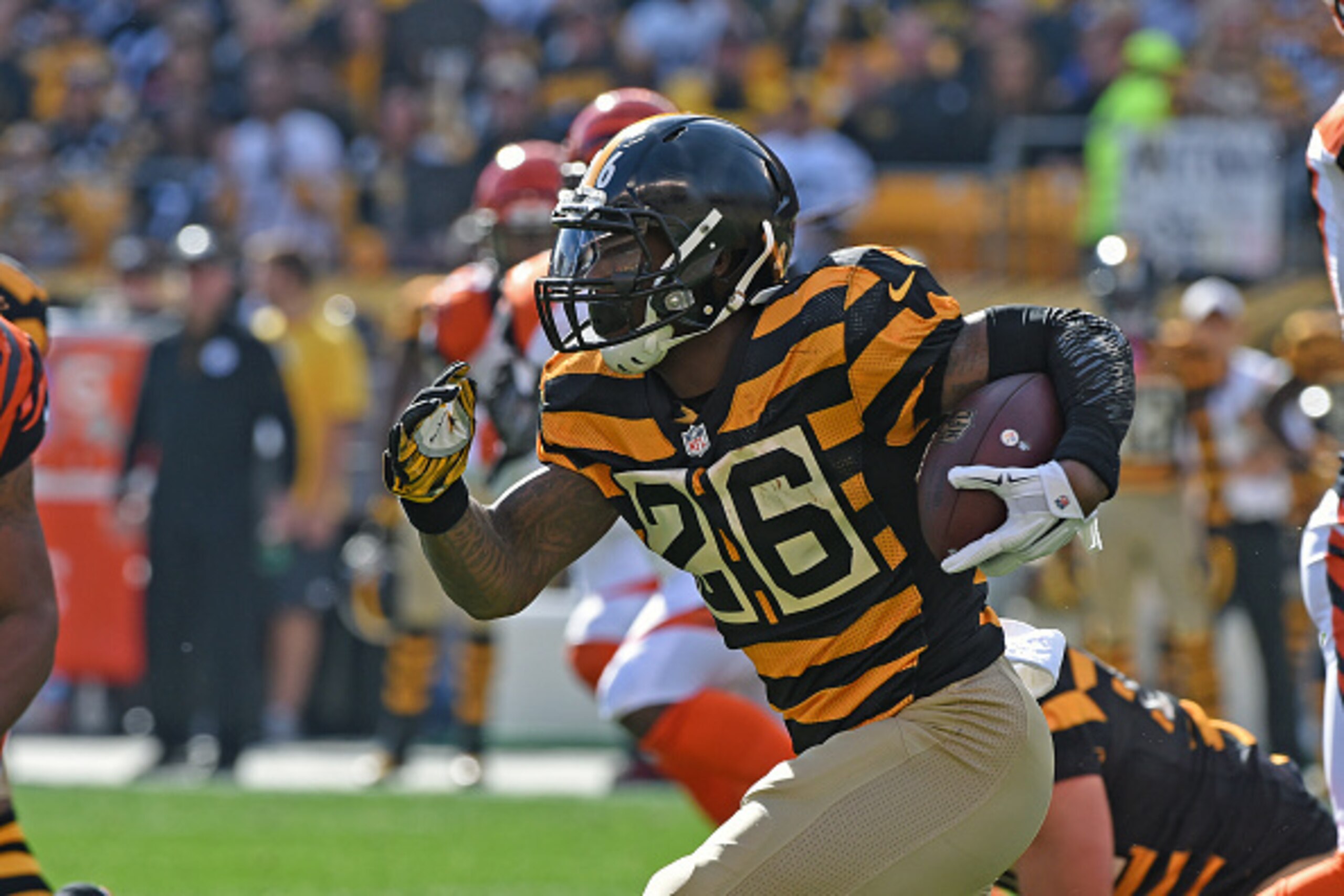 PITTSBURGH, PA - NOVEMBER 1:  Running back Le'Veon Bell #26 of the Pittsburgh Steelers runs with the football during a game against the Cincinnati Bengals at Heinz Field on November 1, 2015 in Pittsburgh, Pennsylvania.  The Bengals defeated the Steelers 1