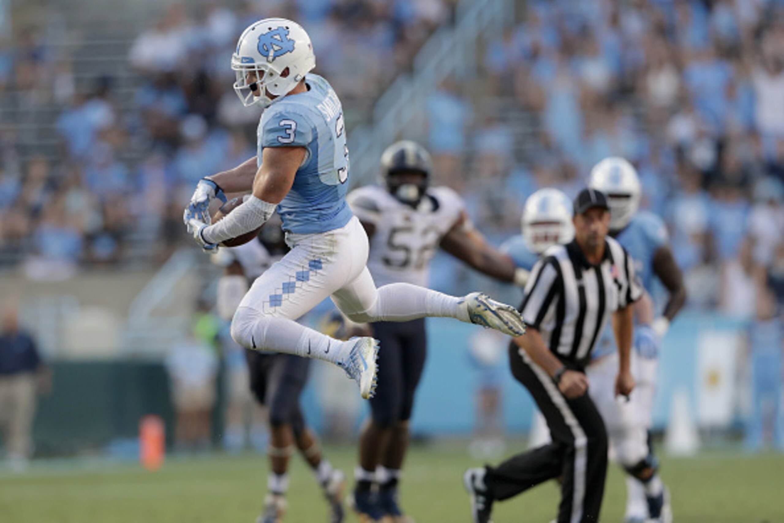 CHAPEL HILL, NC - SEPTEMBER 24:  Ryan Switzer #3 of the North Carolina Tar Heels makes a catch against the Pittsburgh Panthers during their game at Kenan Stadium on September 24, 2016 in Chapel Hill, North Carolina.  (Photo by Streeter Lecka/Getty Images)