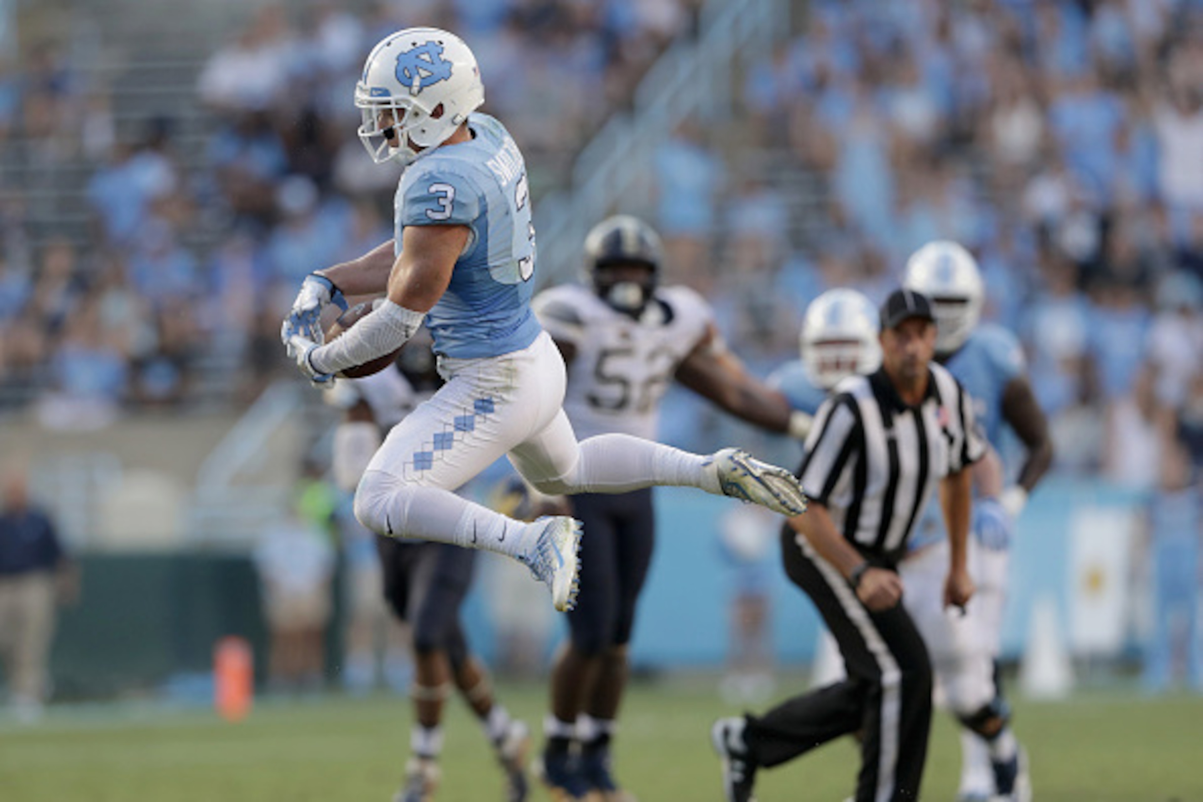 CHAPEL HILL, NC - SEPTEMBER 24:  Ryan Switzer #3 of the North Carolina Tar Heels makes a catch against the Pittsburgh Panthers during their game at Kenan Stadium on September 24, 2016 in Chapel Hill, North Carolina.  (Photo by Streeter Lecka/Getty Images)