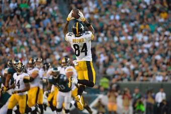 PHILADELPHIA, PA - SEPTEMBER 25:  Antonio Brown #84 of the Pittsburgh Steelers makes a reception against the Philadelphia Eagles in the third quarter at Lincoln Financial Field on September 25, 2016 in Philadelphia, Pennsylvania.  (Photo by Alex Goodlett/
