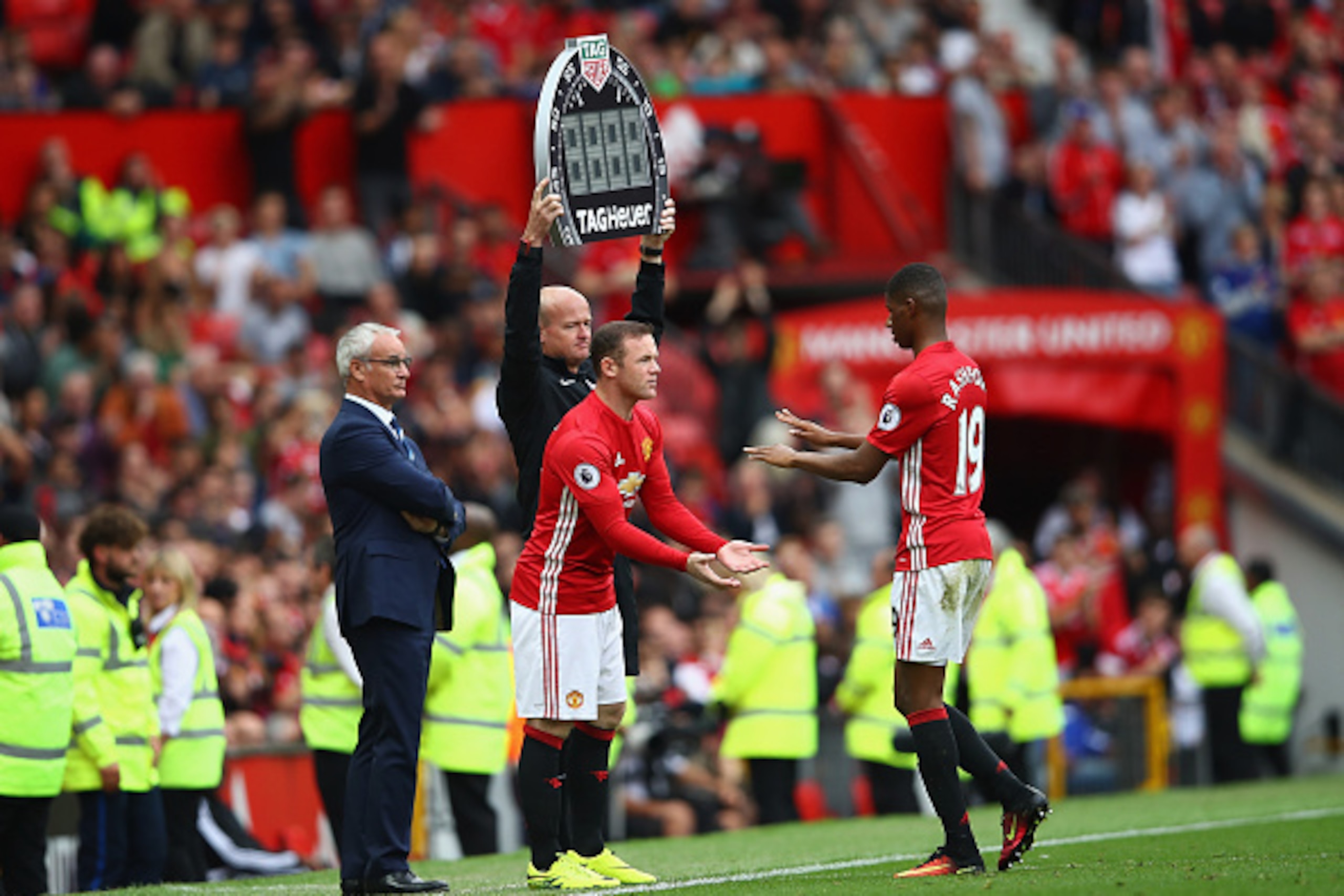 MANCHESTER, ENGLAND - SEPTEMBER 24:  Wayne Rooney of Manchester United (L) is subbed on for Marcus Rashford of Manchester United (R) during the Premier League match between Manchester United and Leicester City at Old Trafford on September 24, 2016 in Manc