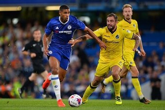 Chelsea's English midfielder Ruben Loftus-Cheek (L) takes on Bristol Rovers' English defender Peter Hartley (R) during the English League Cup second round football match between Chelsea and Bristol Rovers at Stamford Bridge in London on August 23, 2016. /
