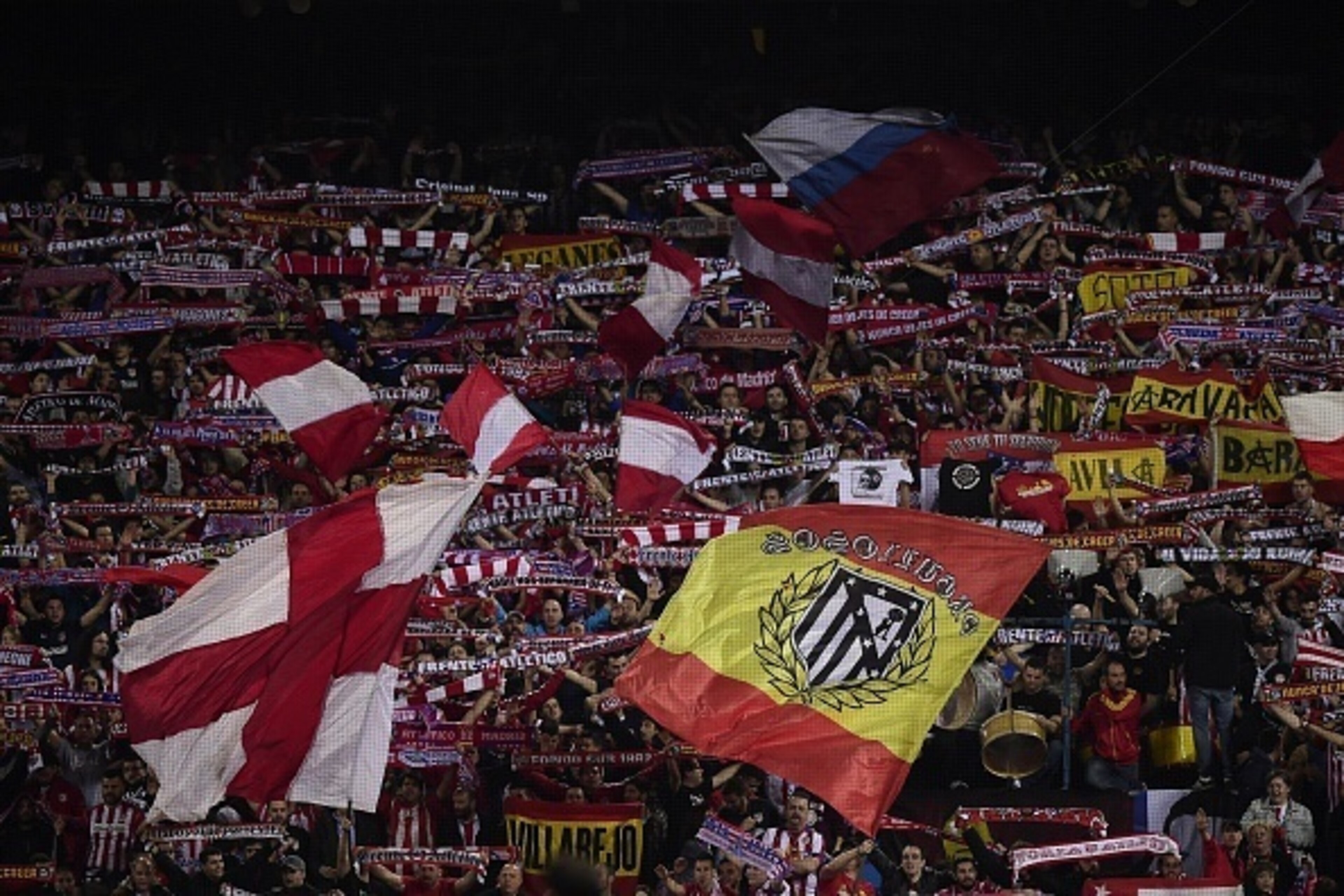 Atletico Madrid's fans wave flags and scarves during the UEFA Champions League semi-final first leg football match Atletico de Madrid vs Bayern Munich at the Vicente Calderon stadium in Madrid on April 27, 2016. / AFP / JAVIER SORIANO        (Photo credit