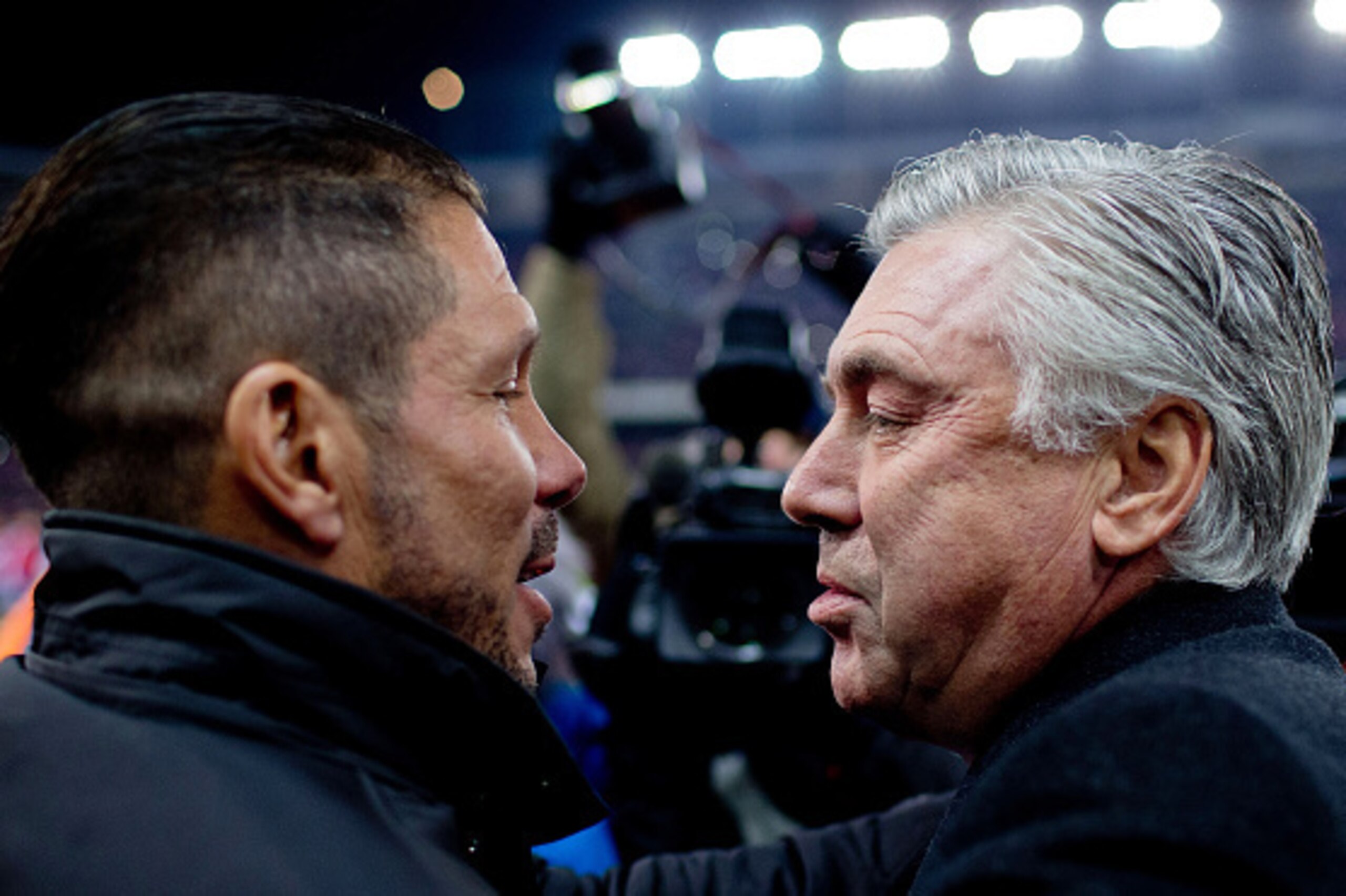 MADRID, SPAIN - JANUARY 07: head coach Diego Pablo Simeone (L) of Atletico de Madrid embraces head coach Carlo Ancelotti (R) of Real Madrid CF during the Copa del Rey Round of 16  first leg match between Club Atletico de Madrid and Real Madrid CF at Vicen