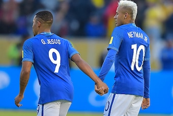 Brazil's Gabriel Jesus (L) celebrates with Neymar Jr after scoring against Ecuador during their 2018 FIFA World Cup qualifying football match between Ecuador and Brazil at the Atahualpa stadium in Quito, on September 1, 2016. / AFP / RODRIGO BUENDIA      