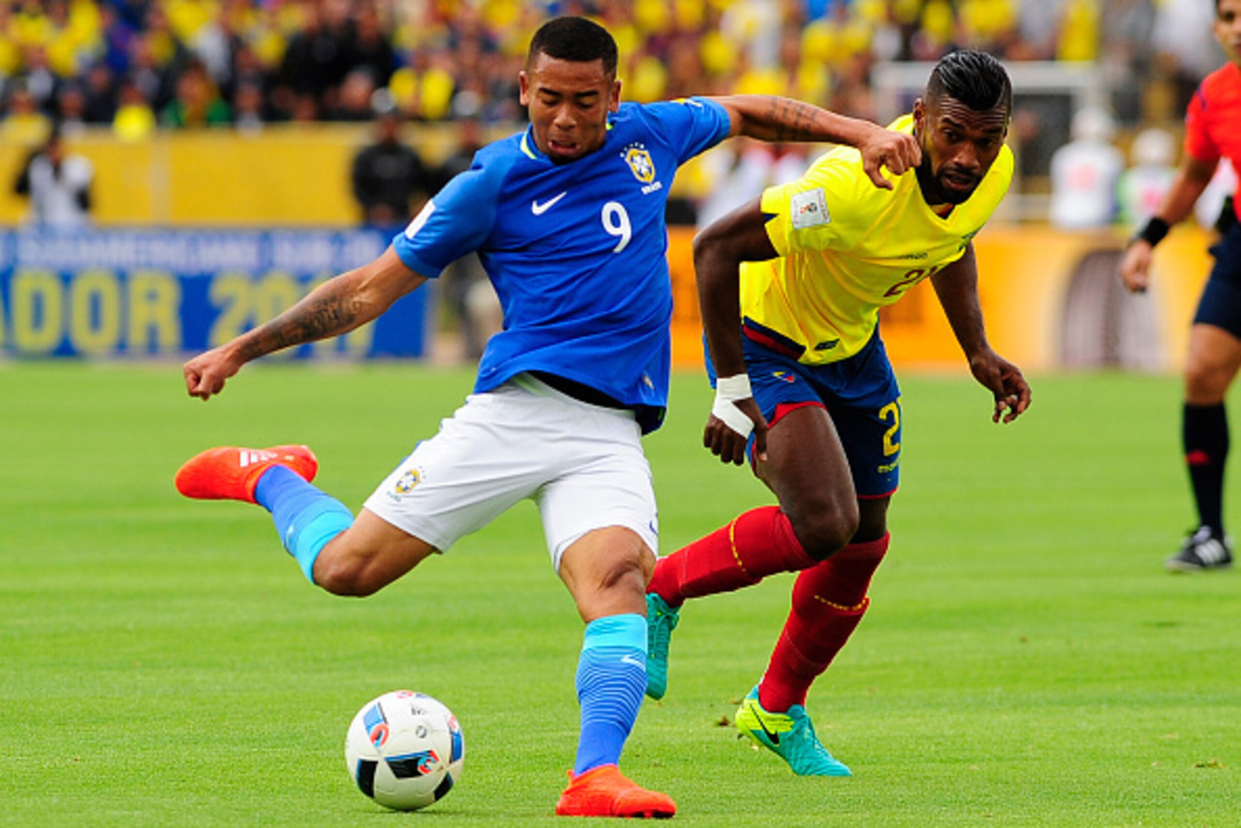Ecuador's defender Gabriel Achilier (R) and Brazil's Gabriel Jesus vie for the ball during their 2018 FIFA World Cup qualifying football match between Ecuador and Brazil at the Atahualpa stadium in Quito, on September 1, 2016. / AFP / JUAN CEVALLOS       