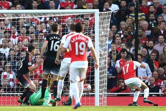 Arsenal's Chilean striker Alexis Sanchez (R) scores during the English Premier League football match between Arsenal and Manchester United at the Emirates Stadium in London on October 4, 2015.    AFP PHOTO / JUSTIN TALLIS

RESTRICTED TO EDITORIAL USE. No 