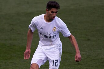 MADRID, SPAIN - MARCH 08: Achraf Hakimi of Real Madrid CF controls the ball during the UEFA Youth League Quarter Finals match between  Real Madrid CF and SL Benfica at Estadio Alfredo Di Stefano on March 8, 2016 in Madrid, Spain.  (Photo by Gonzalo Arroyo