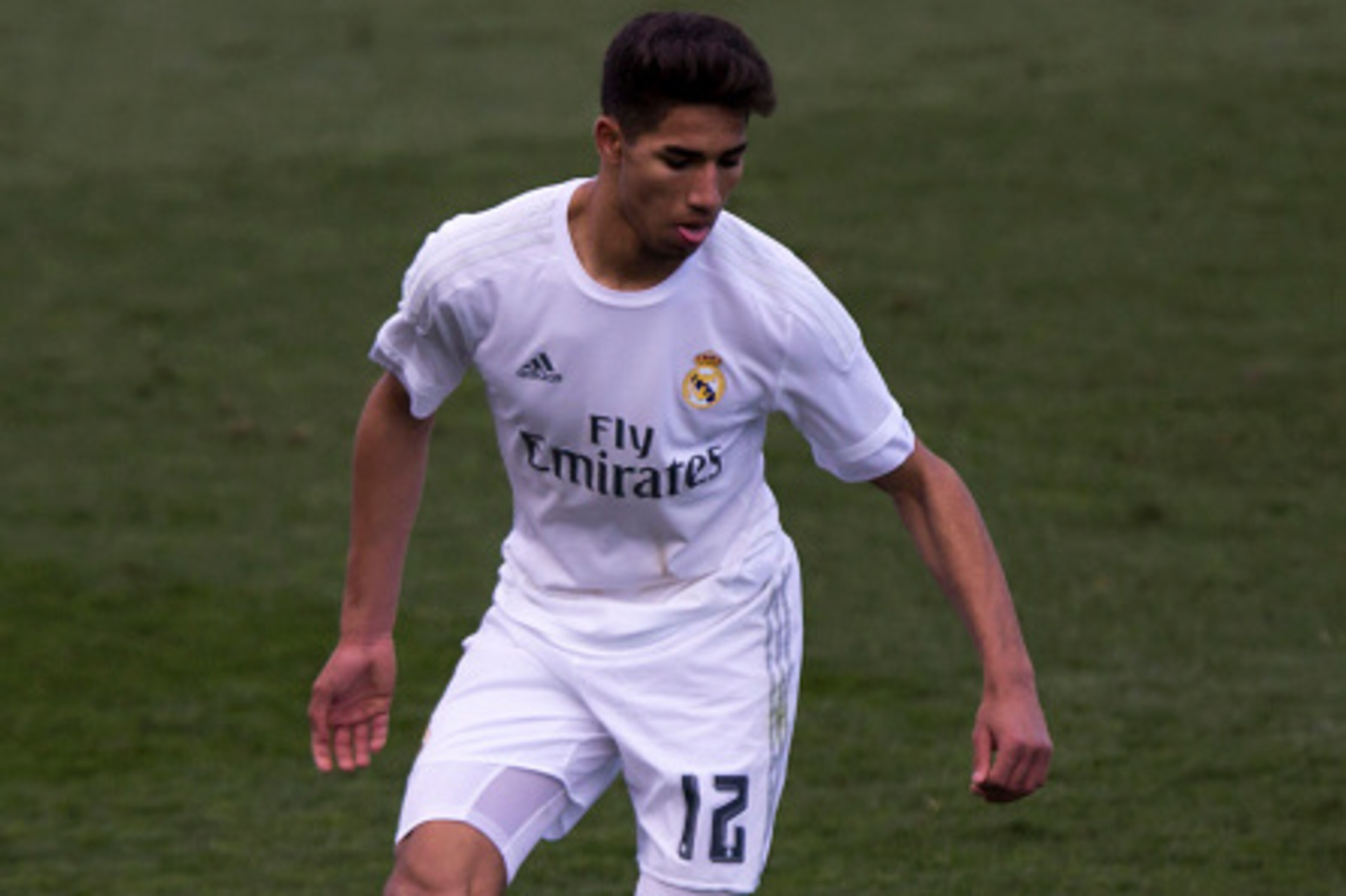 MADRID, SPAIN - MARCH 08: Achraf Hakimi of Real Madrid CF controls the ball during the UEFA Youth League Quarter Finals match between Real Madrid CF and SL Benfica at Estadio Alfredo Di Stefano on March 8, 2016 in Madrid, Spain. (Photo by Gonzalo Arroyo MADRID, SPAIN - MARCH 08: Achraf Hakimi of Real Madrid CF controls the ball during the UEFA Youth League Quarter Finals match between Real Madrid CF and SL Benfica at Estadio Alfredo Di Stefano on March 8, 2016 in Madrid, Spain. (Photo by Gonzalo Arroyo