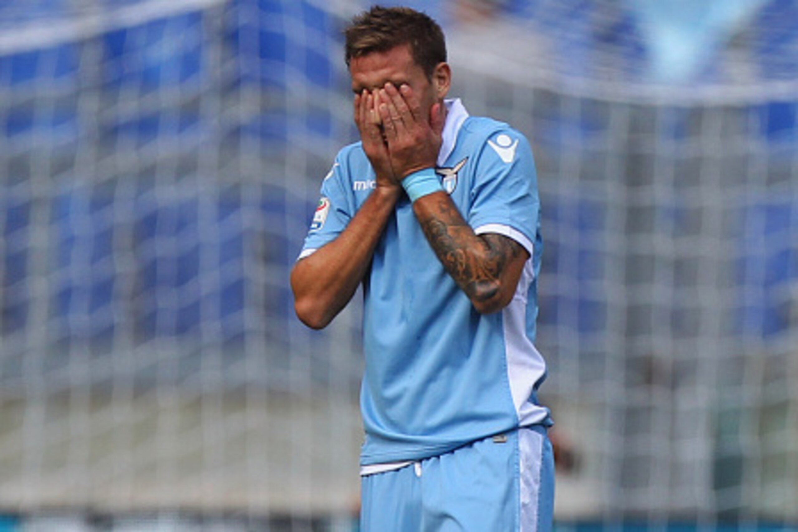 ROME, ITALY - SEPTEMBER 25:  Lucas Biglia of SS Lazio is Injured during the Serie A match between SS Lazio and Empoli FC at Stadio Olimpico on September 25, 2016 in Rome, Italy.  (Photo by Paolo Bruno/Getty Images)