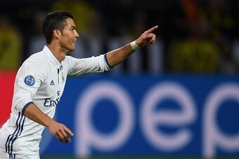 Real Madrid's Portuguese forward Cristiano Ronaldo celebrates after his goal during the UEFA Champions League first leg football match between Borussia Dortmund and Real Madrid at BVB stadium in Dortmund, on September 27, 2016. / AFP / PATRIK STOLLARZ    