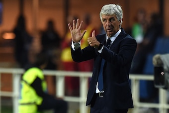 BERGAMO, ITALY - SEPTEMBER 21:  Head Coach Gian Piero Gasperini of Atalanta issues instructions during the Serie A match between Atalanta BC and US Citta di Palermo at Stadio Atleti Azzurri d'Italia on September 21, 2016 in Bergamo, Italy.  (Photo by Tull
