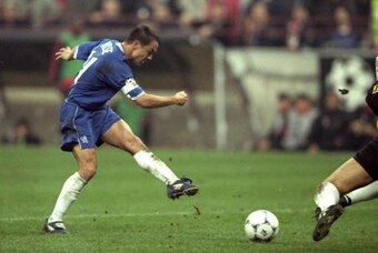 26 Oct 1999:  Dennis Wise scores Chelsea's equaliser against AC Milan during the UEFA Champions League Group H match at the San Siro Stadium in Milan, Italy. The game ended 1-1.  \ Mandatory Credit: Clive Brunskill /Allsport
