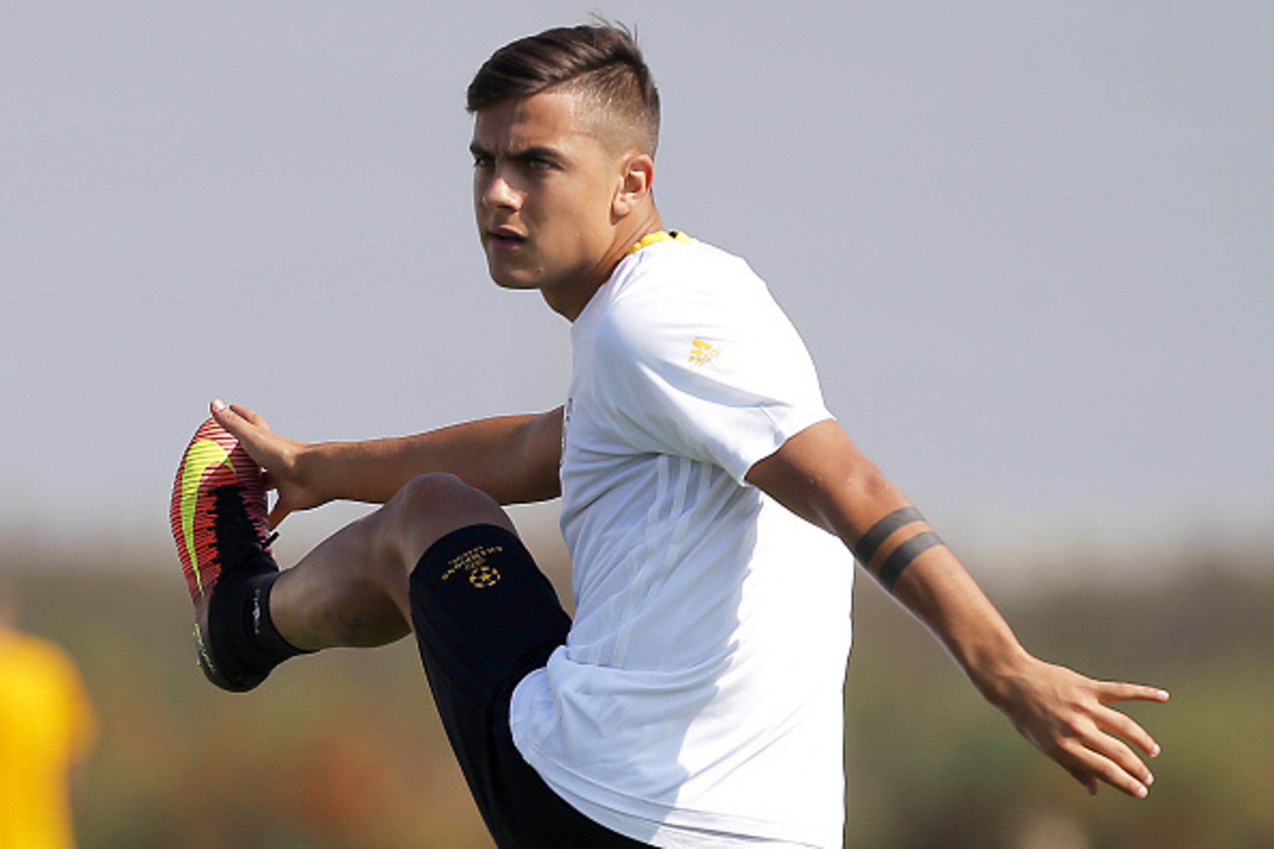 Juventus' forward Paulo Dybala from Argentina takes part in a training session on the eve of the UEFA Champions League football match Dinamo Zagreb Vs Juventus on September 26, 2016 at the 'Juventus Training Center ' in Vinovo, near Turin.  / AFP / MARCO 