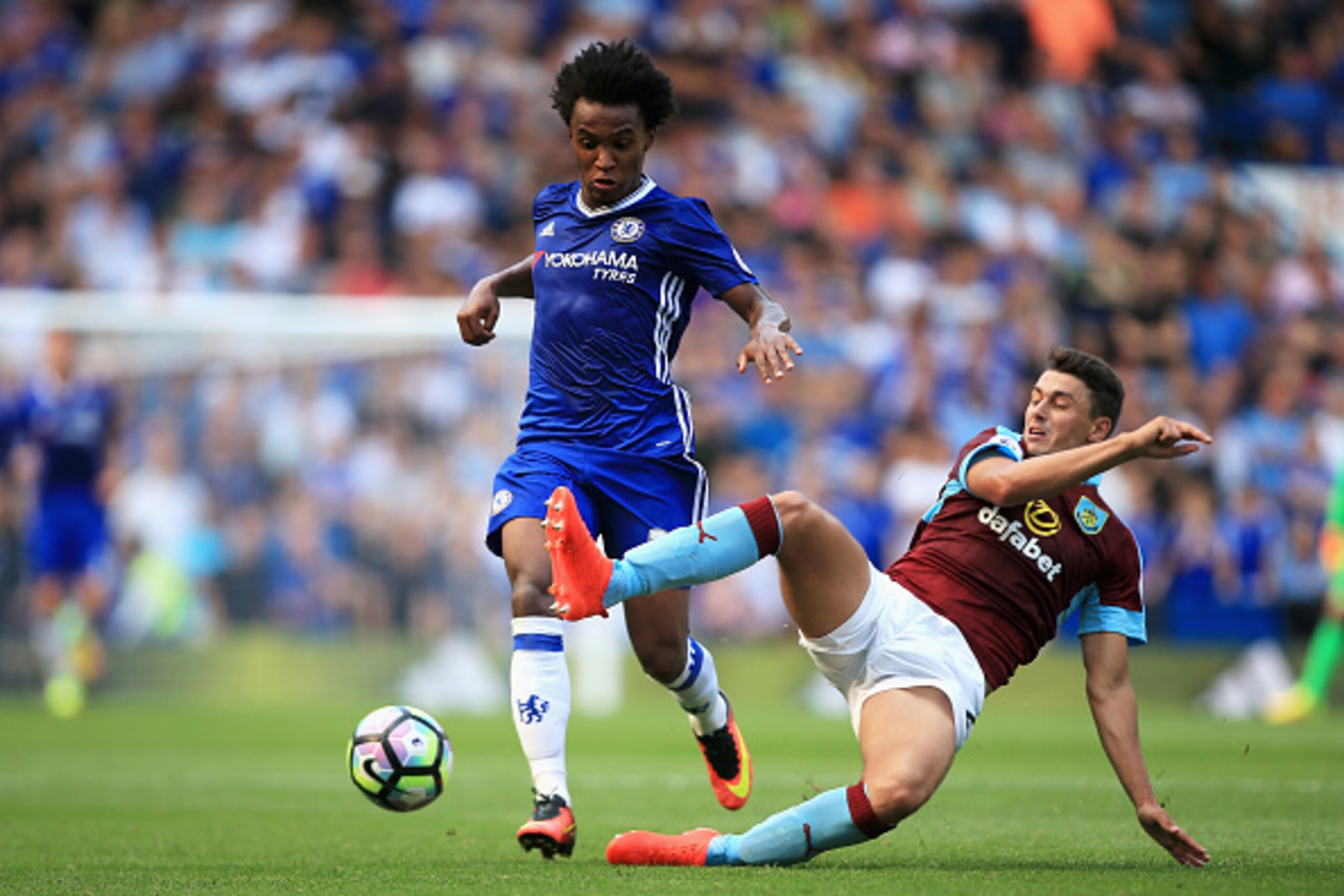 LONDON, ENGLAND - AUGUST 27:  Michael Keane Eof Burnley (R) attempts a challenge on Willian of Chelsea (L) during the Premier League match between Chelsea and Burnley at Stamford Bridge on August 27, 2016 in London, England.  (Photo by Ben Hoskins/Getty I