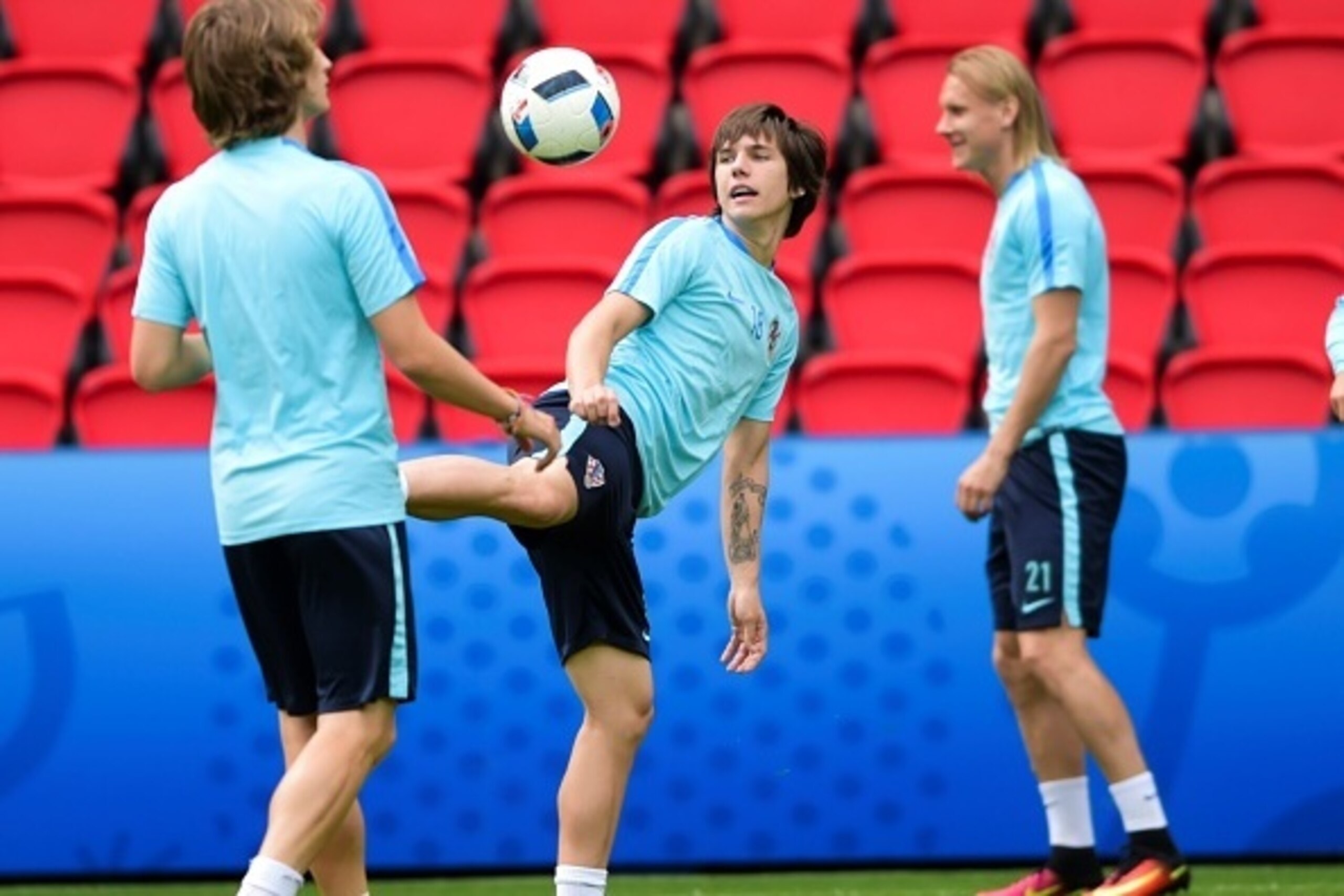 Croatia's  Ante Coric is pictured during a training session on the eve of the team's opening match for the Euro 2016 European football tournament at the Parc des Princes in Paris on June 11, 2016. / AFP / BULENT KILIC        (Photo credit should read BULE
