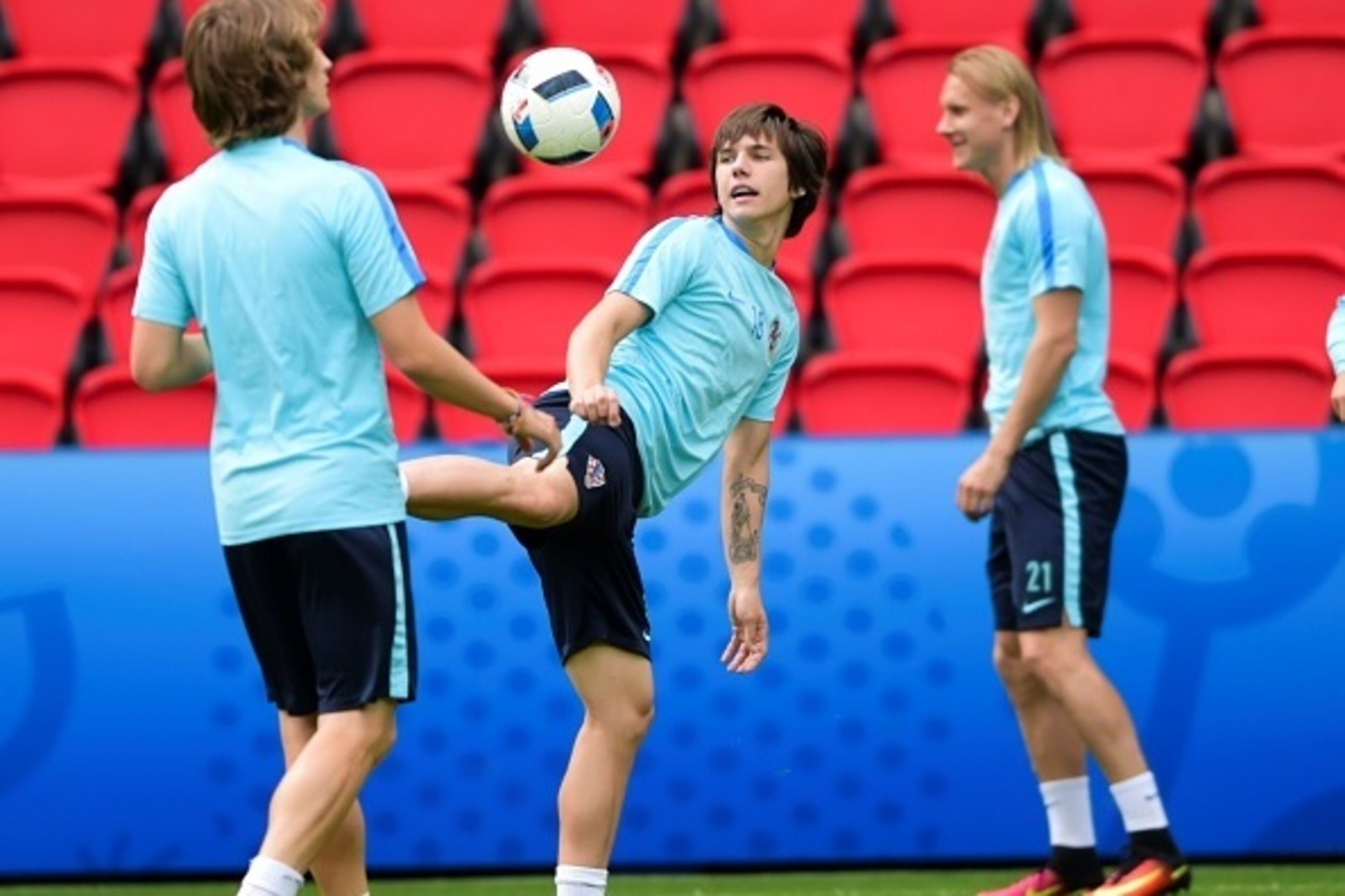 Croatia's  Ante Coric is pictured during a training session on the eve of the team's opening match for the Euro 2016 European football tournament at the Parc des Princes in Paris on June 11, 2016. / AFP / BULENT KILIC        (Photo credit should read BULE