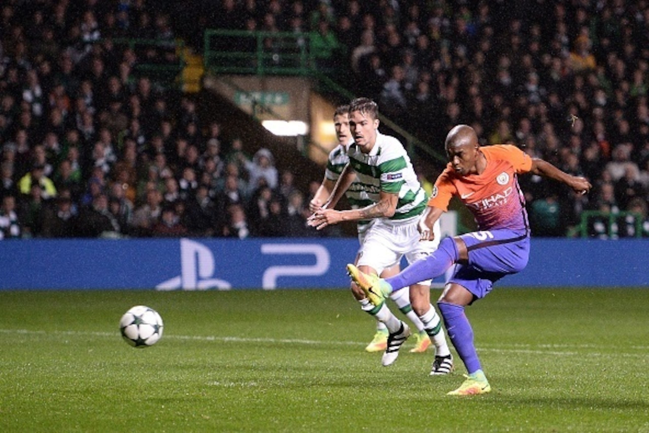 Manchester City's Brazilian midfielder Fernandinho (R) shoots to score his team's first goal during the UEFA Champions League Group C football match between Celtic and Manchester City at Celtic Park stadium in Glasgow, Scotland on September 28, 2016. / AF
