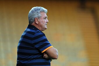 MANSFIELD, ENGLAND - JULY 19:  Steve Bruce manager of Hull City during the pre-season friendly match between Mansfield Town and Hull City at the One Call Stadium on July 19, 2016 in Mansfield, England. (Photo by Clint Hughes/Getty Images)'n