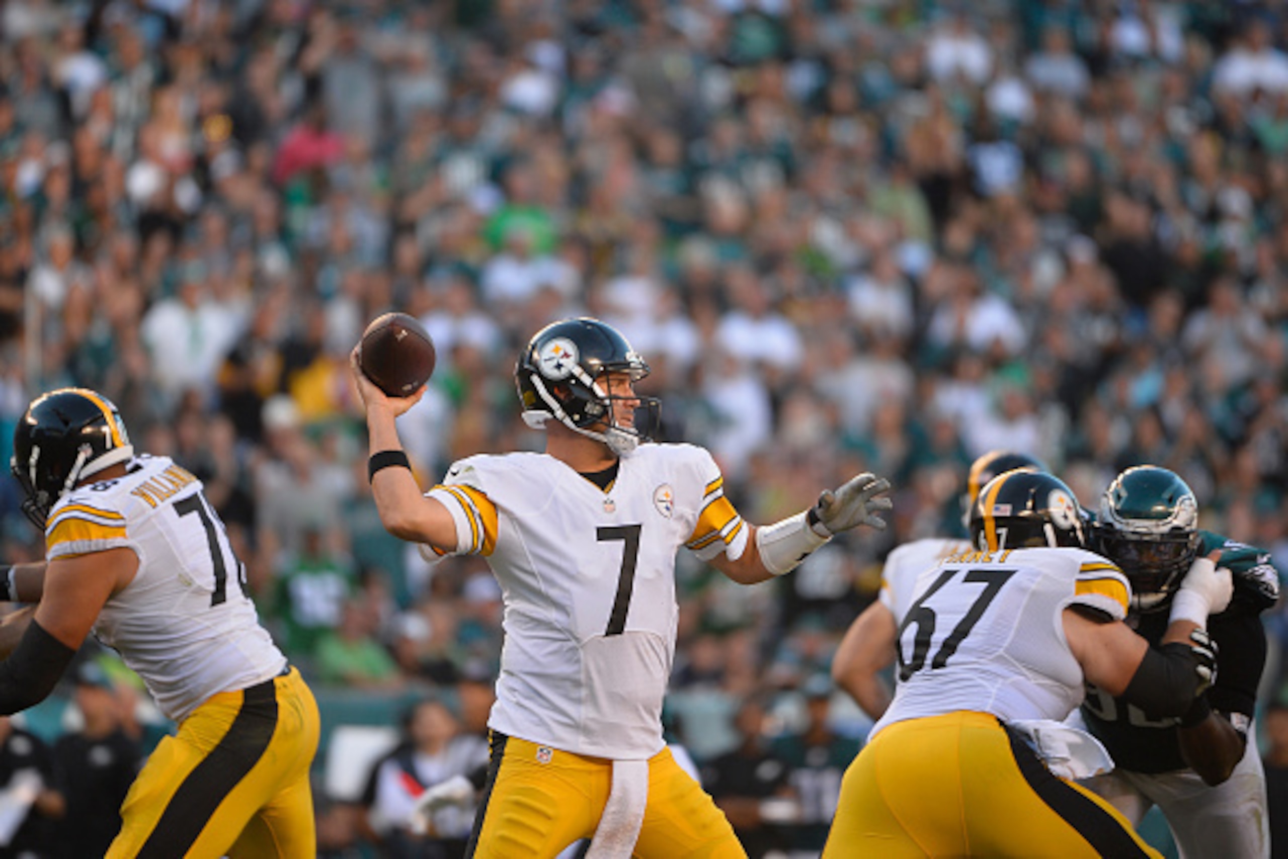 PHILADELPHIA, PA - SEPTEMBER 25:  Quarterack  Ben Roethlisberger #7 of the Pittsburgh Steelers looks to pass against the Philadelphia Eagles in the third quarter at Lincoln Financial Field on September 25, 2016 in Philadelphia, Pennsylvania.  (Photo by Al